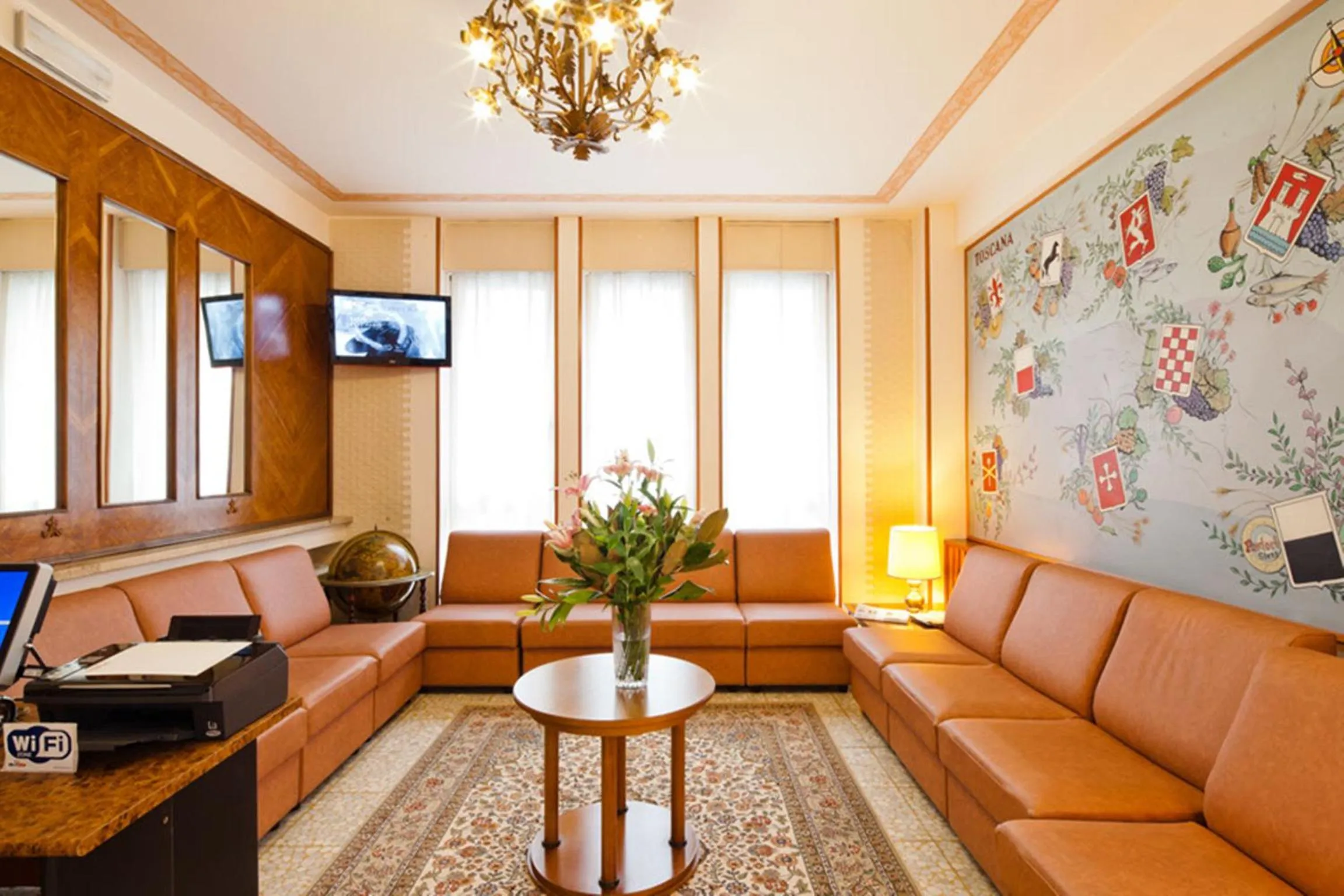 Communal lounge/ TV room in Hotel Terminus & Plaza