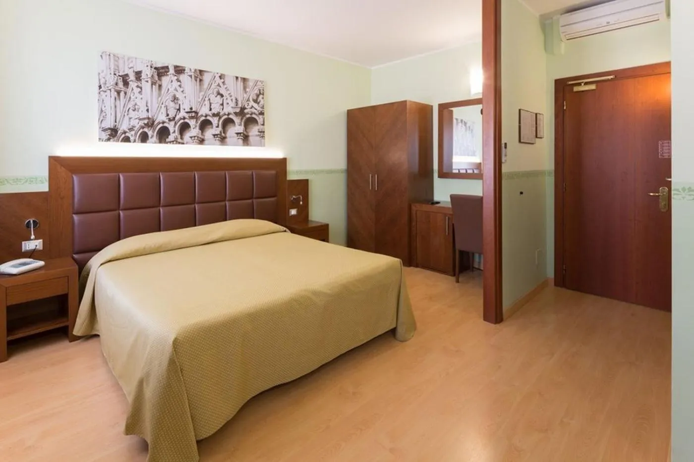 Bed in Hotel Terminus & Plaza