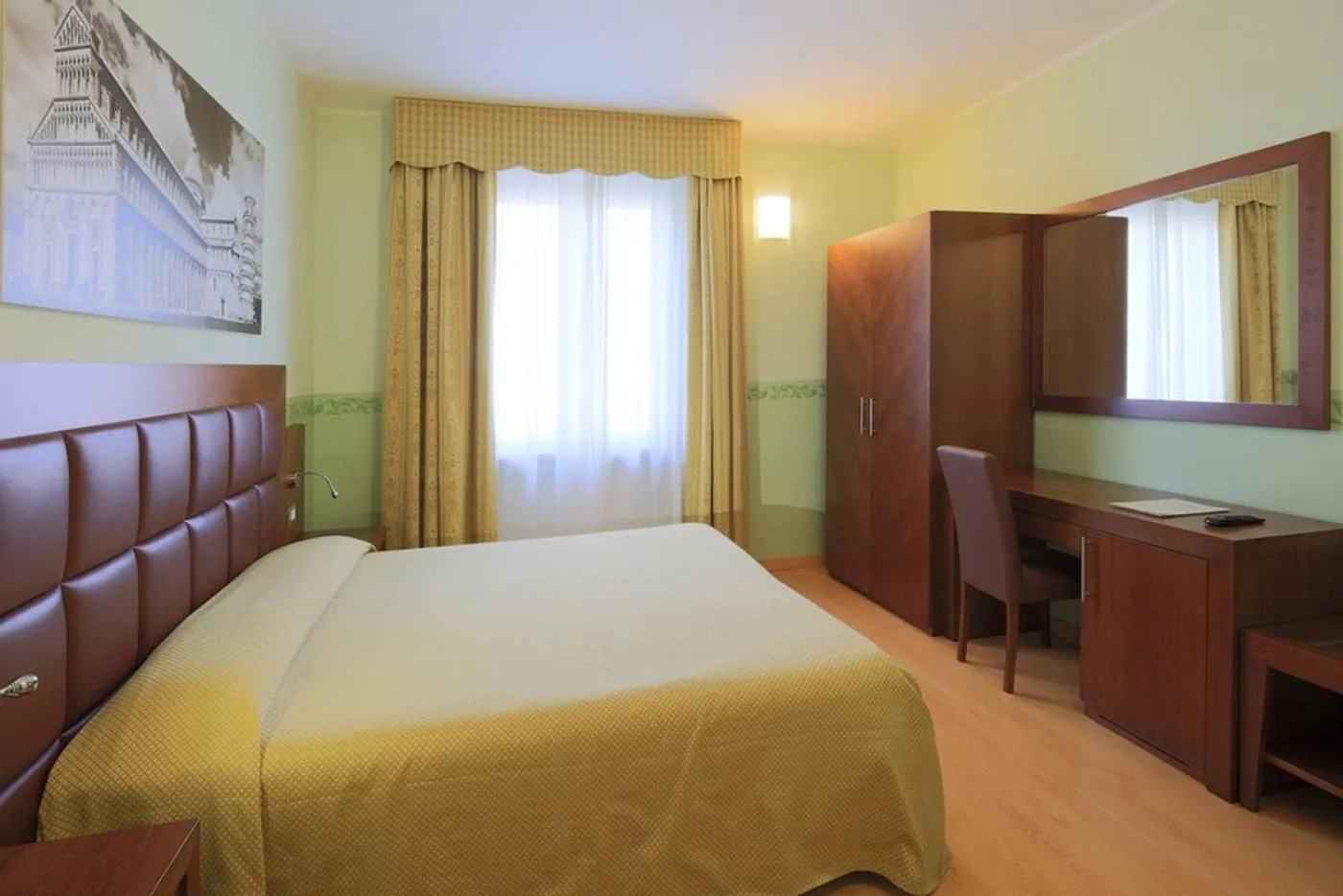 Photo of the whole room, Bed in Hotel Terminus & Plaza