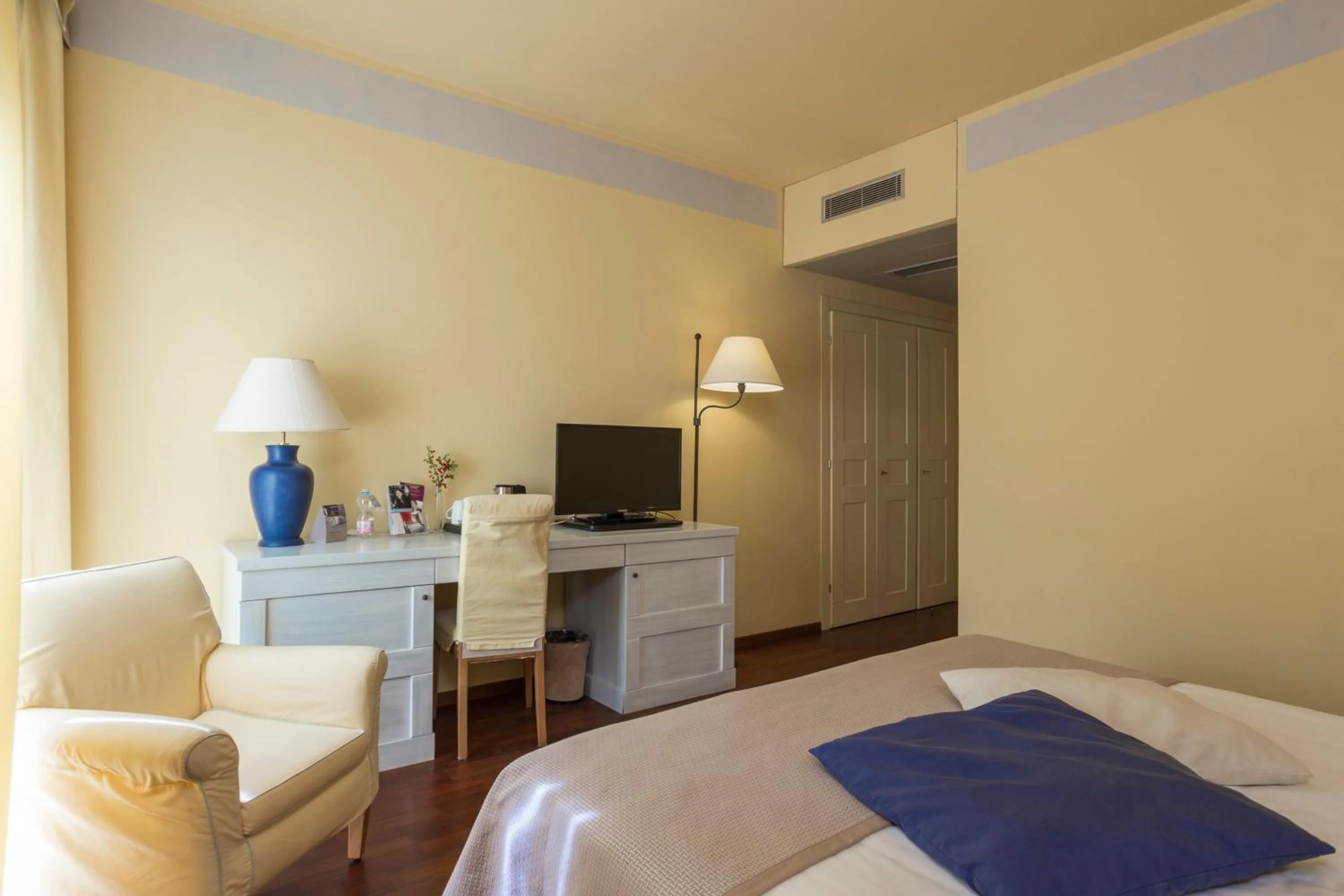 Photo of the whole room, Bed in TH Tirrenia - Green Park Resort