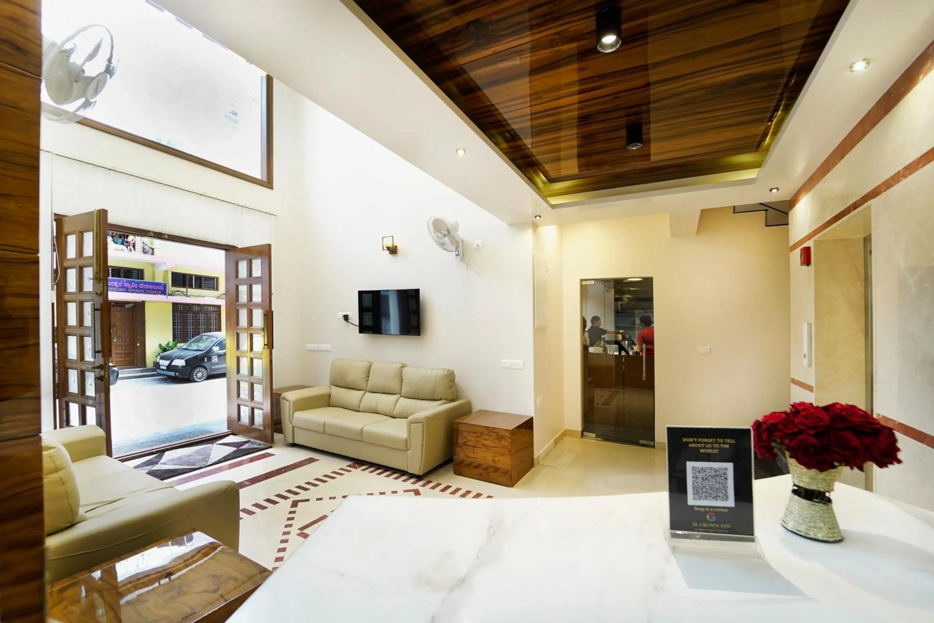 Lobby or reception in SS CROWN inn