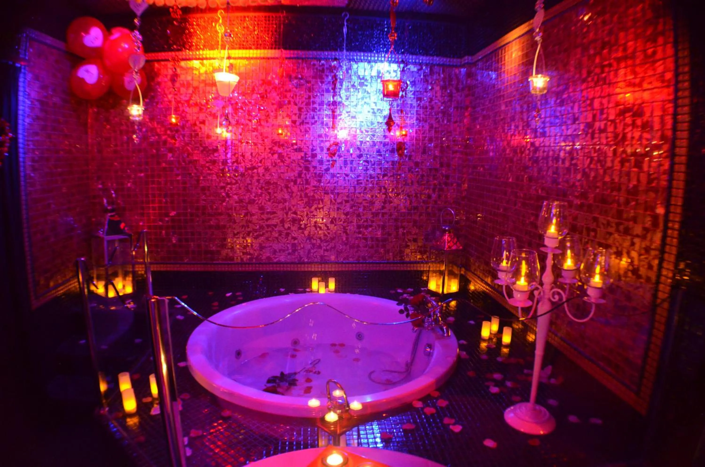 Hot Tub in Xcite Hotel Salem