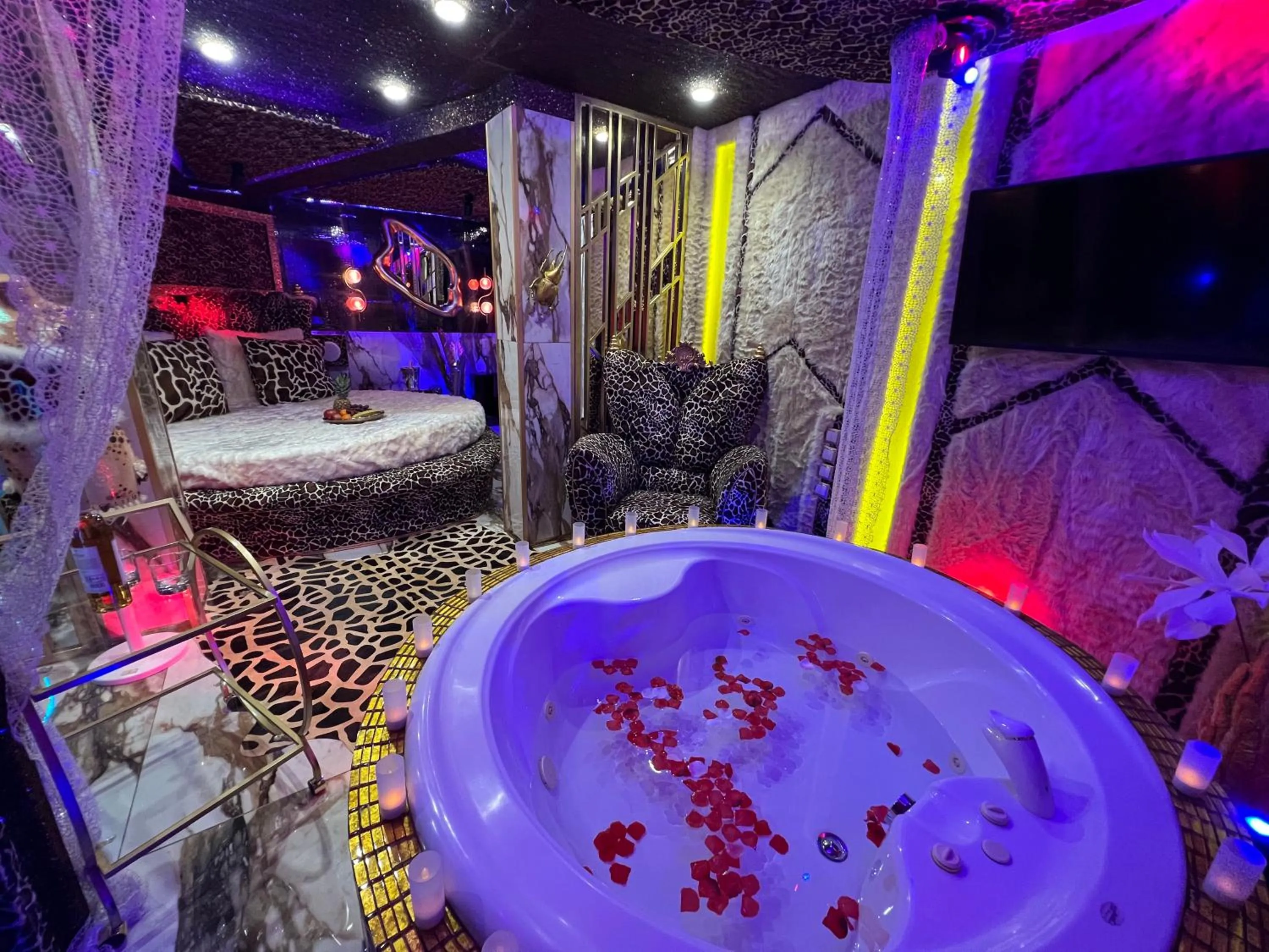 Hot Tub in Xcite Hotel Salem