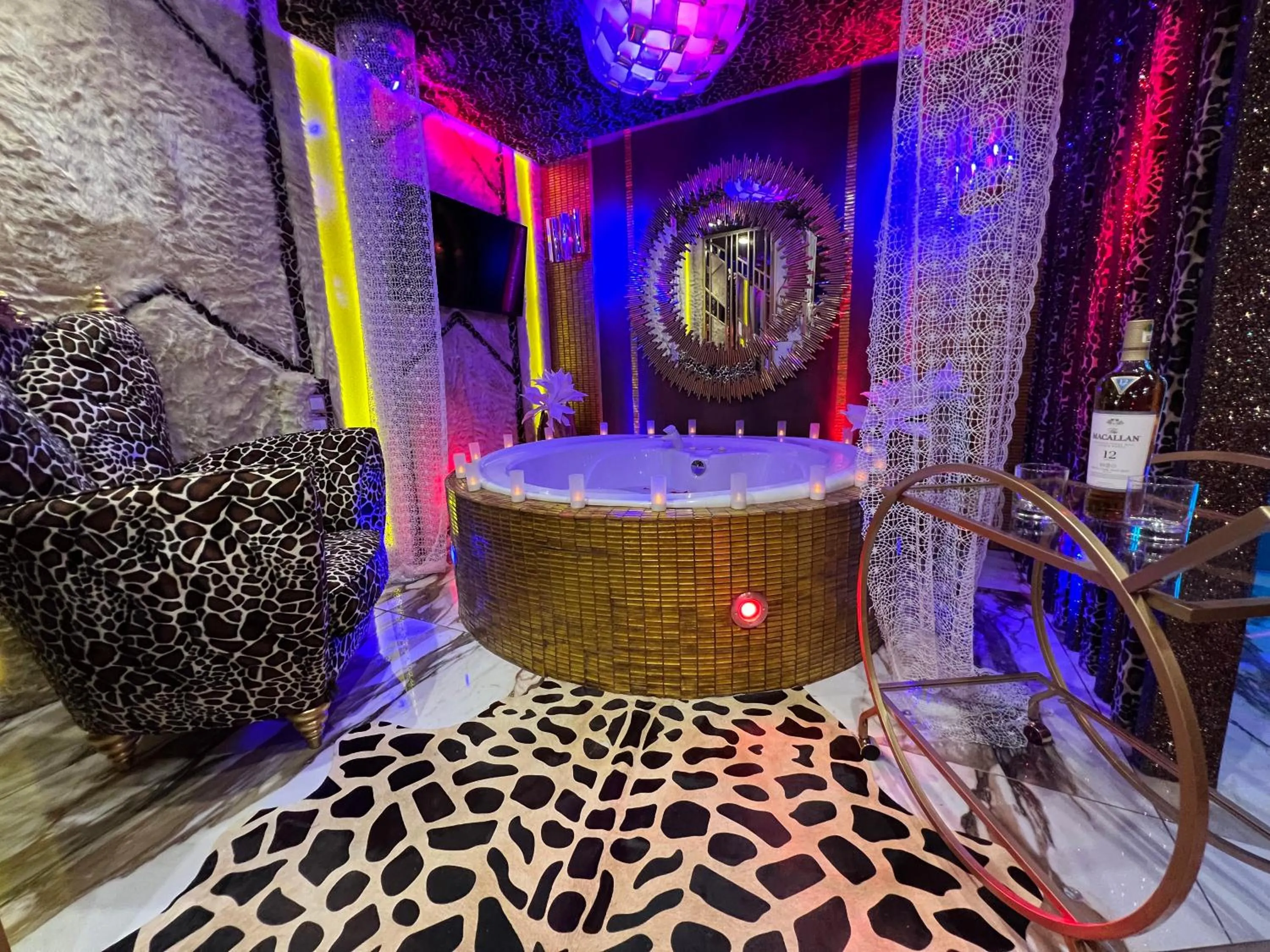 Hot Tub in Xcite Hotel Salem