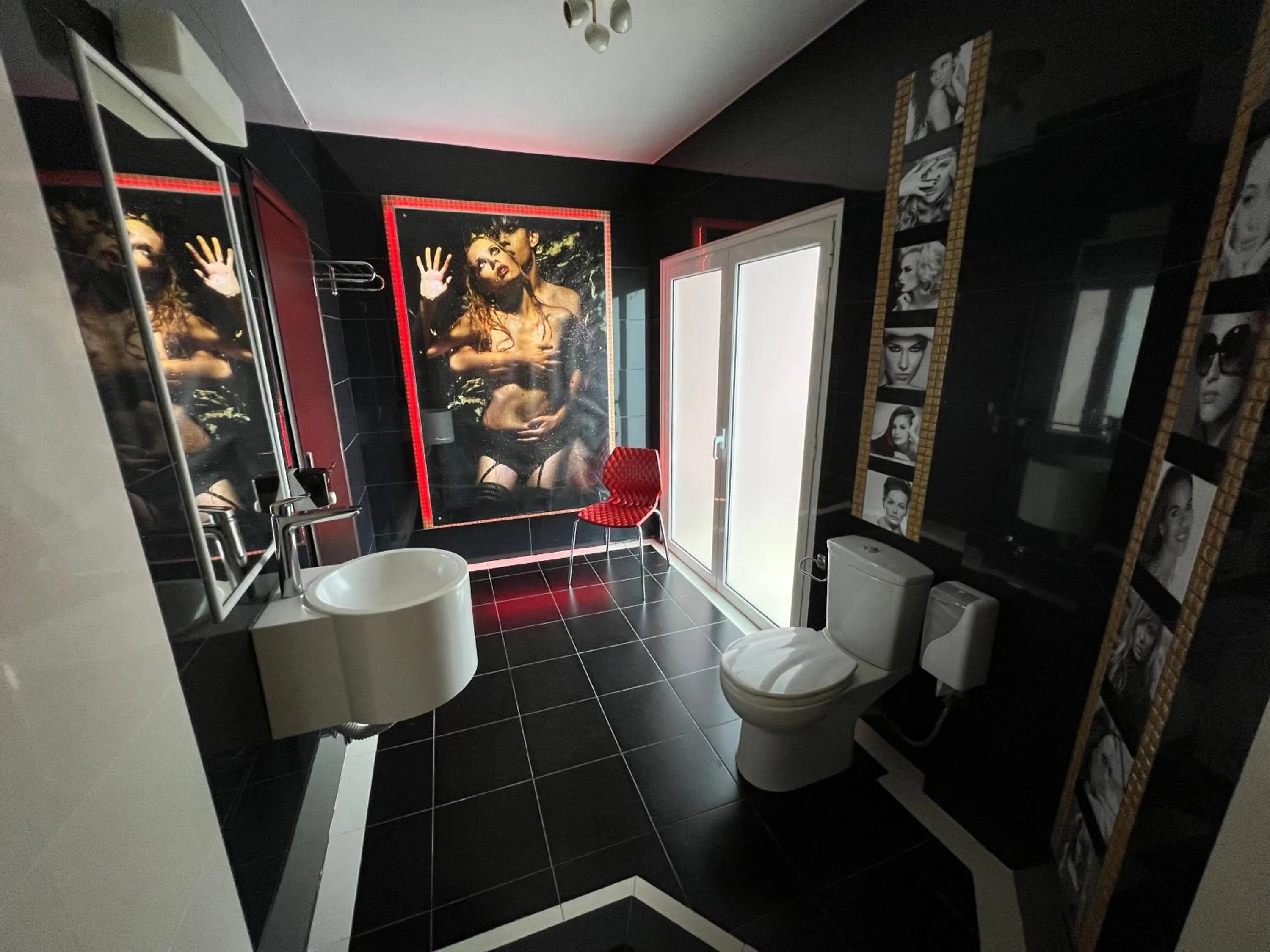 Toilet in Xcite Hotel Salem