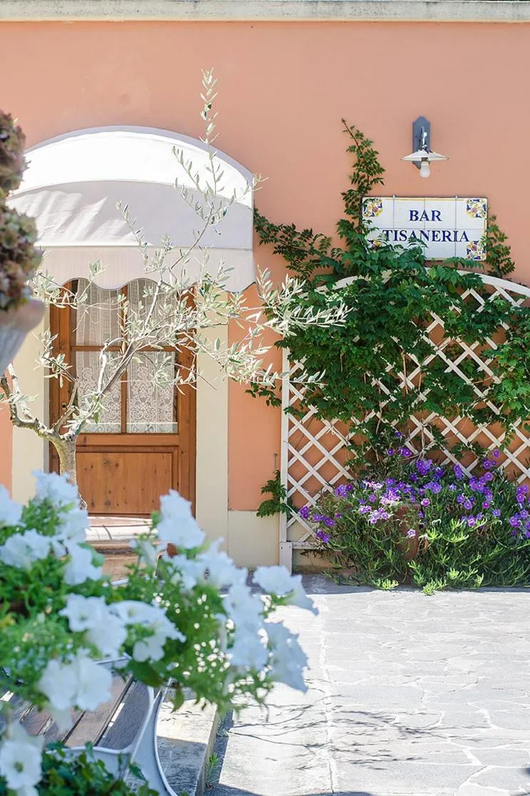 Facade/entrance in Hotel Villa Maya