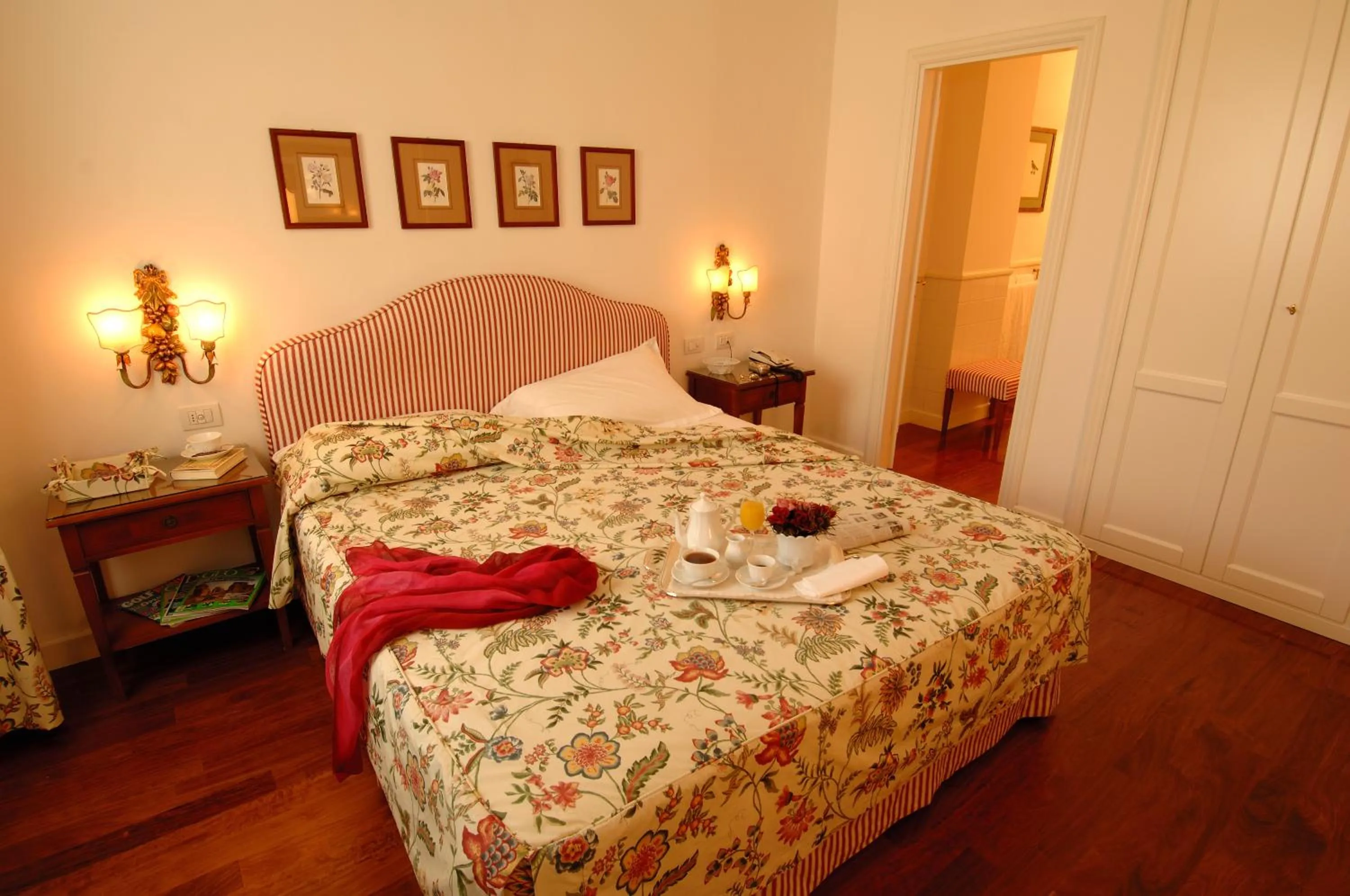 Photo of the whole room, Bed in Marignolle Relais & Charme - Residenza d'Epoca