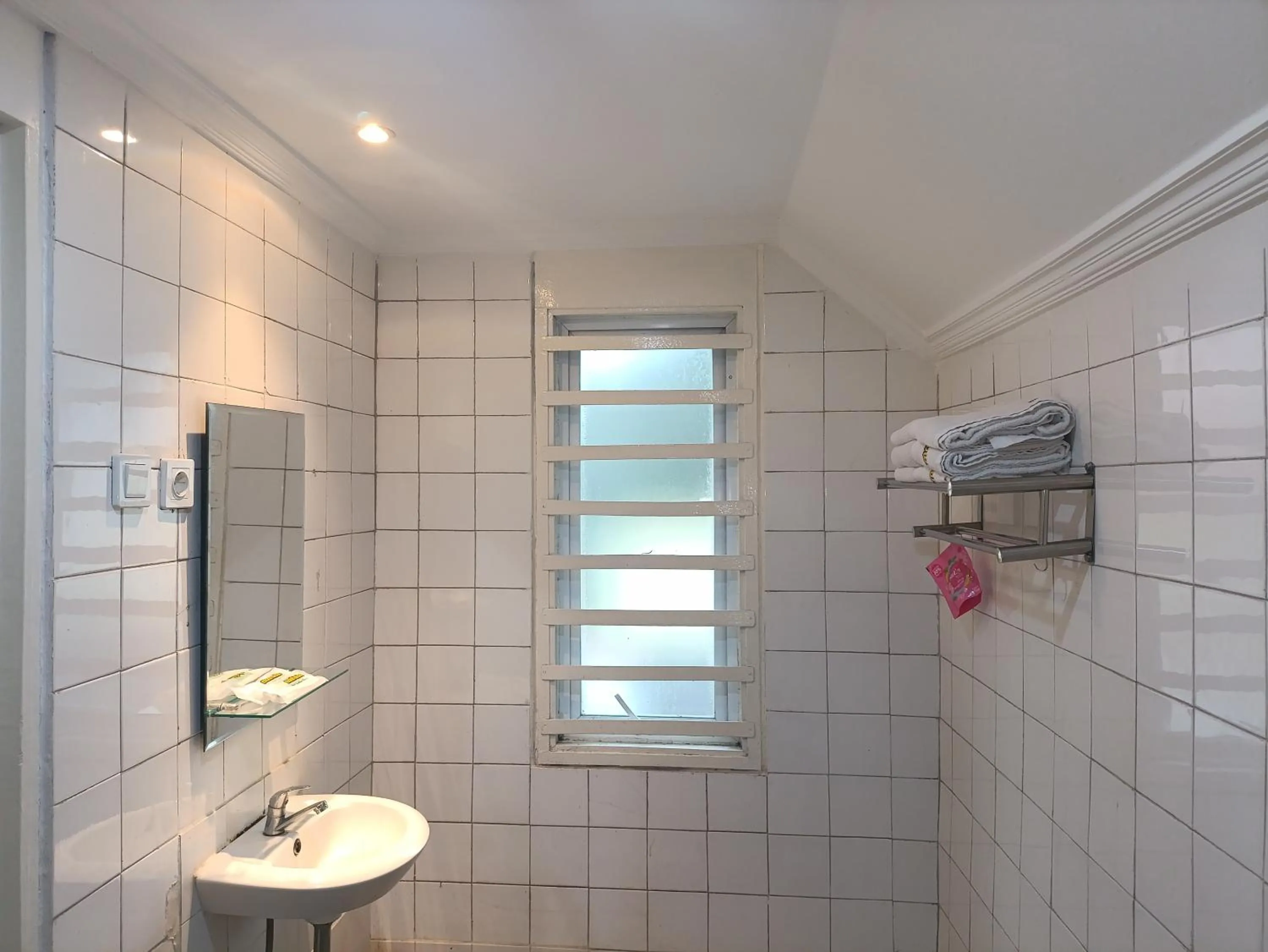 Shower in Mamifokobo Guest House