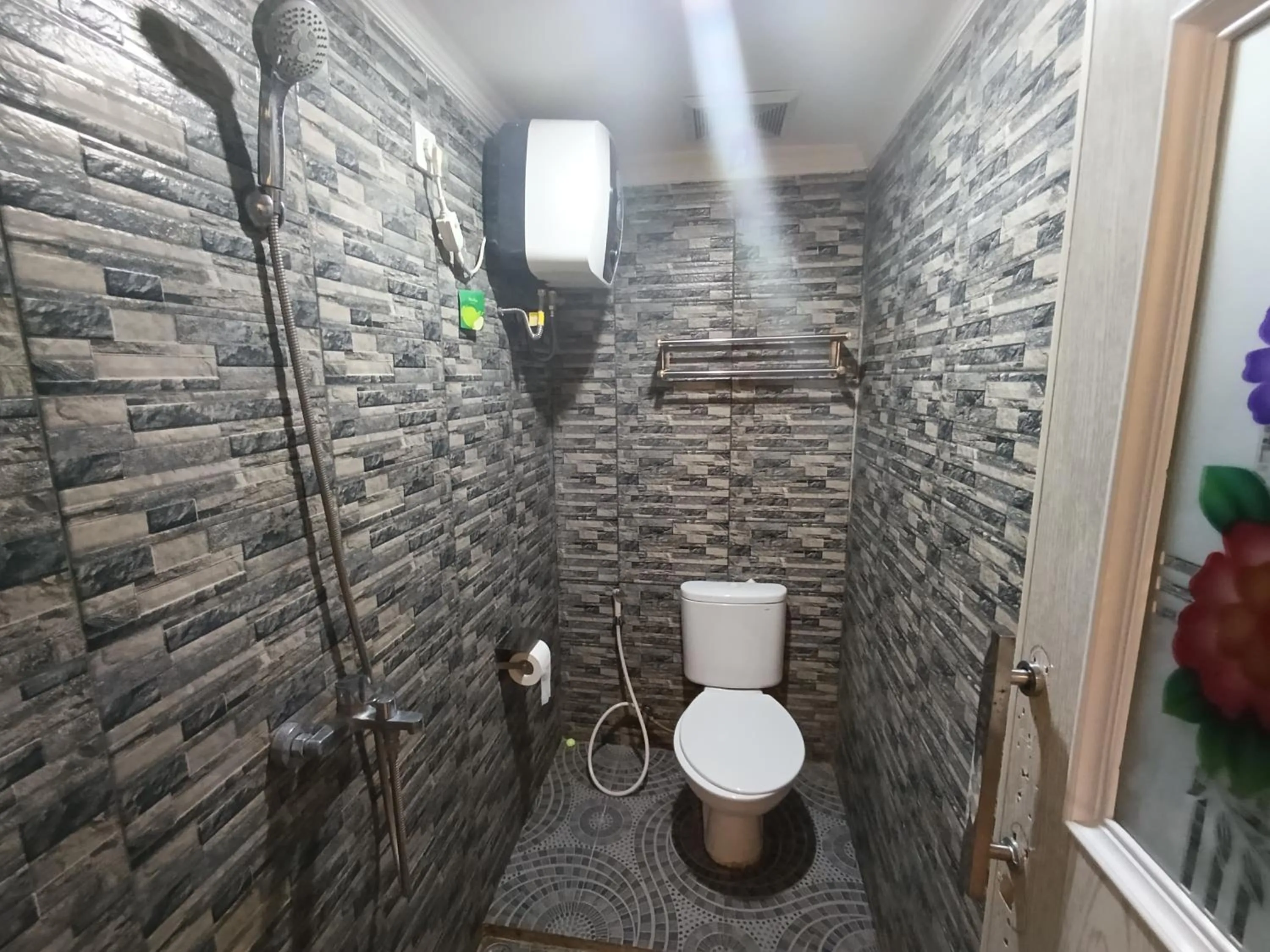 Shower in Mamifokobo Guest House