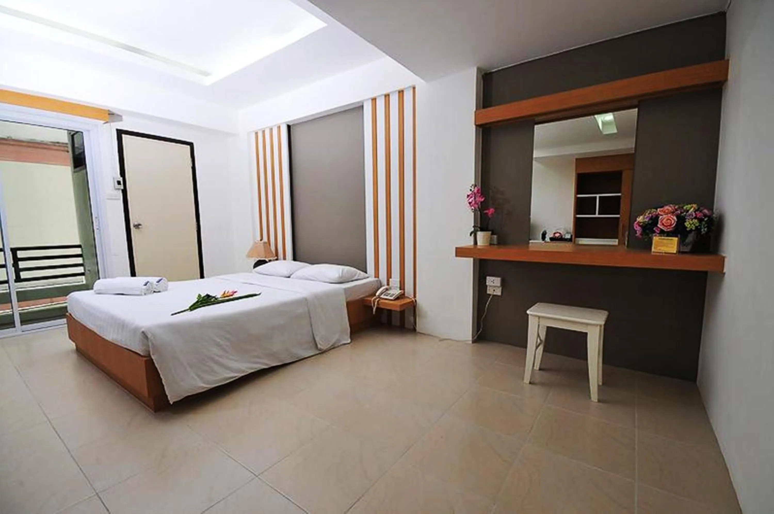 Balcony/Terrace, Bed in Beerapan Hotel