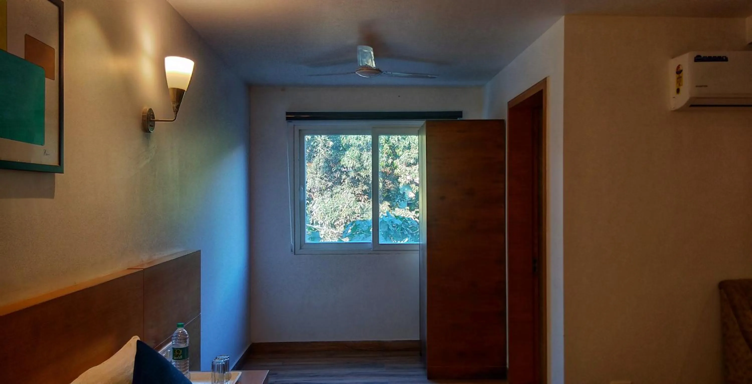 Photo of the whole room in Iris Lite Corbett