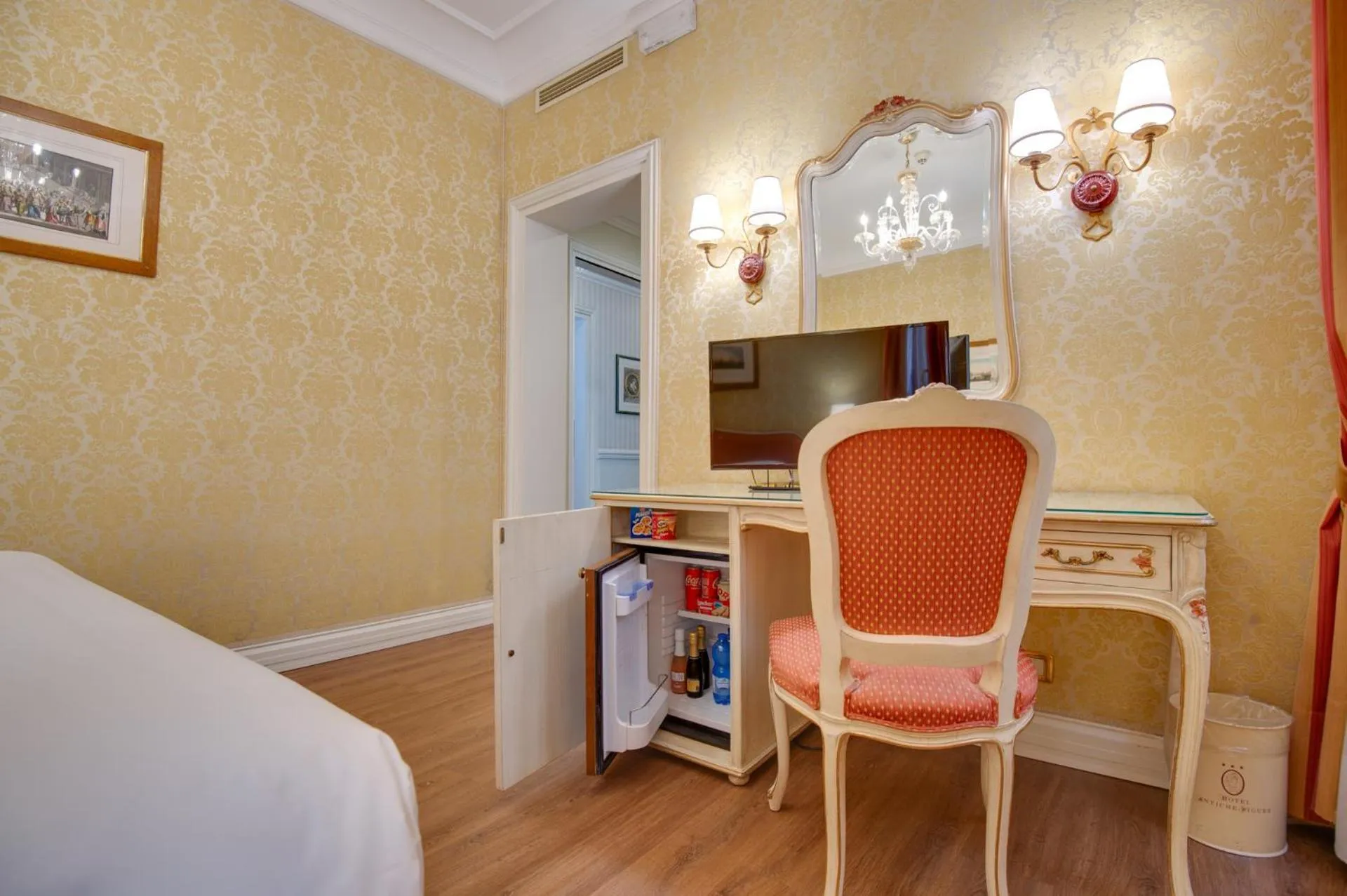 TV and multimedia, Bed in Hotel Antiche Figure