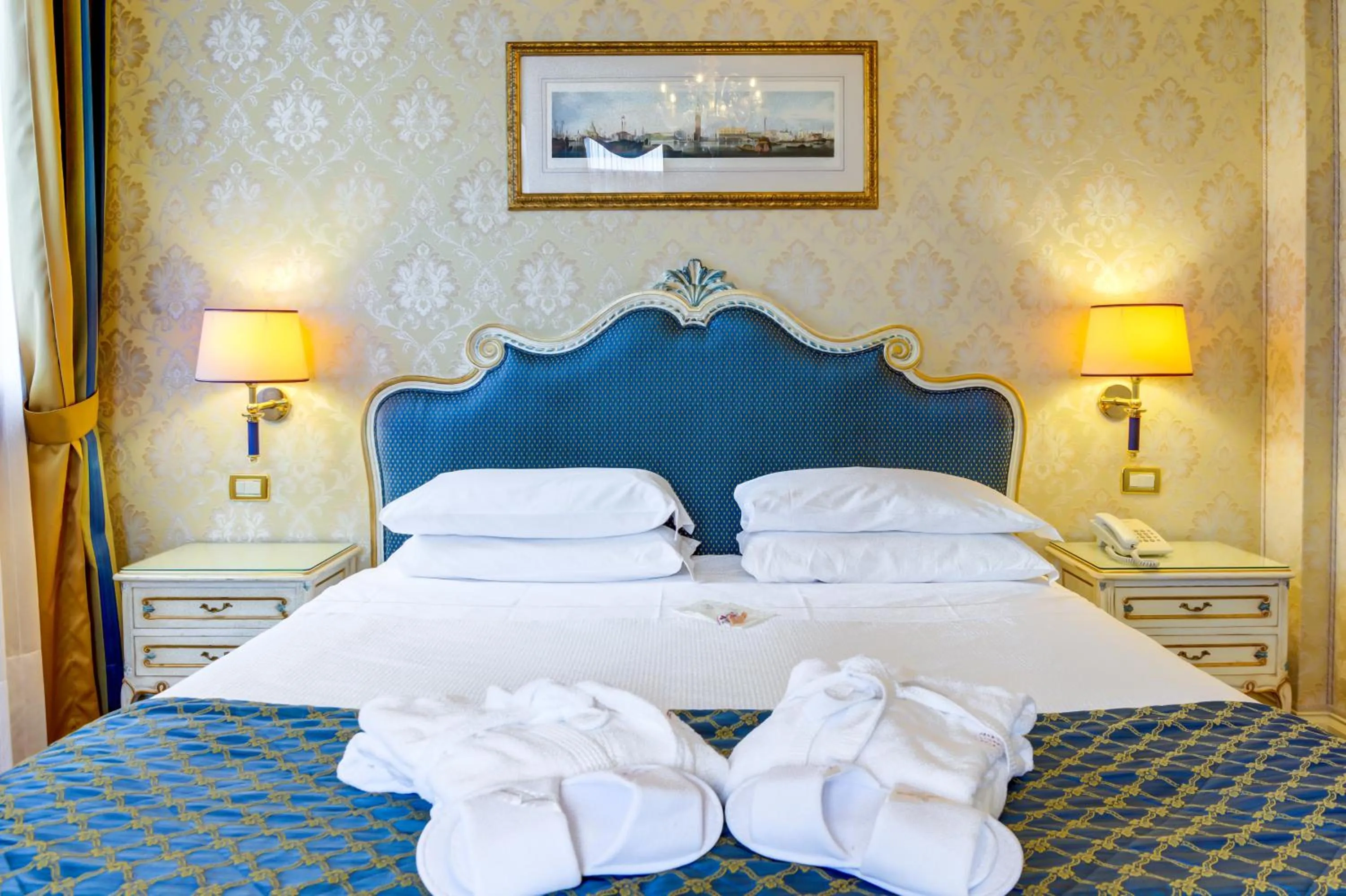 Bedroom, Bed in Hotel Antiche Figure