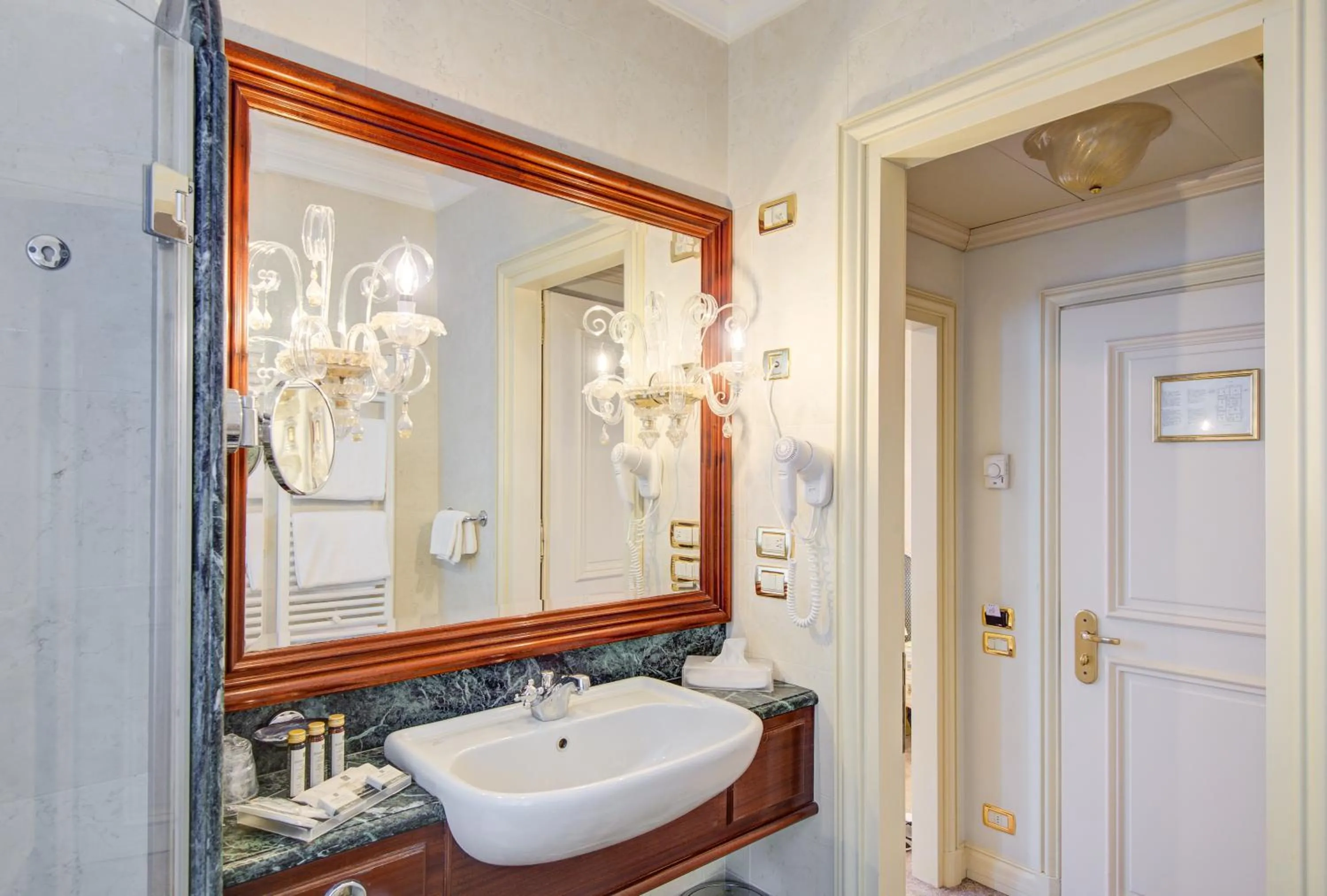 Bathroom in Hotel Antiche Figure