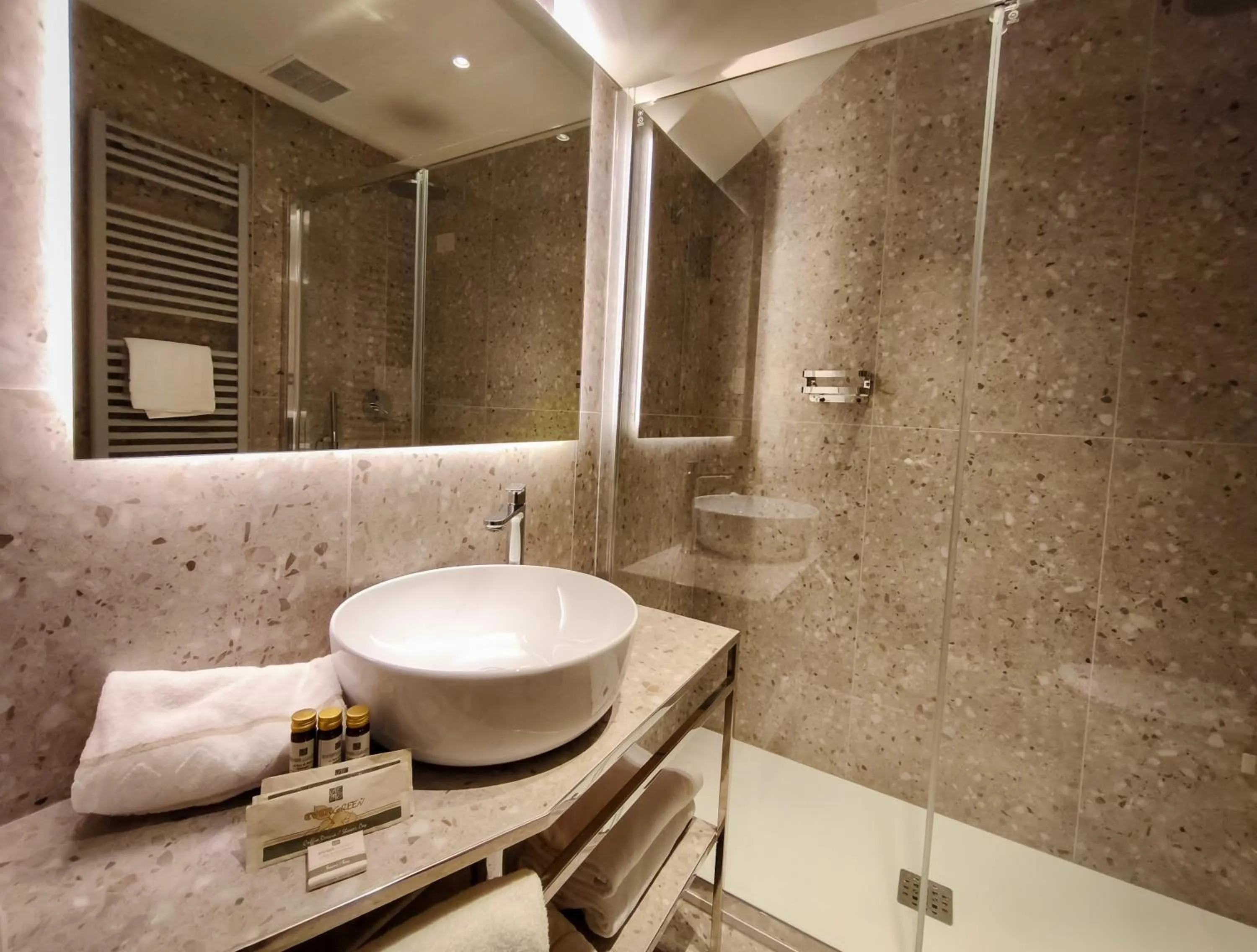 Shower in Hotel Antiche Figure