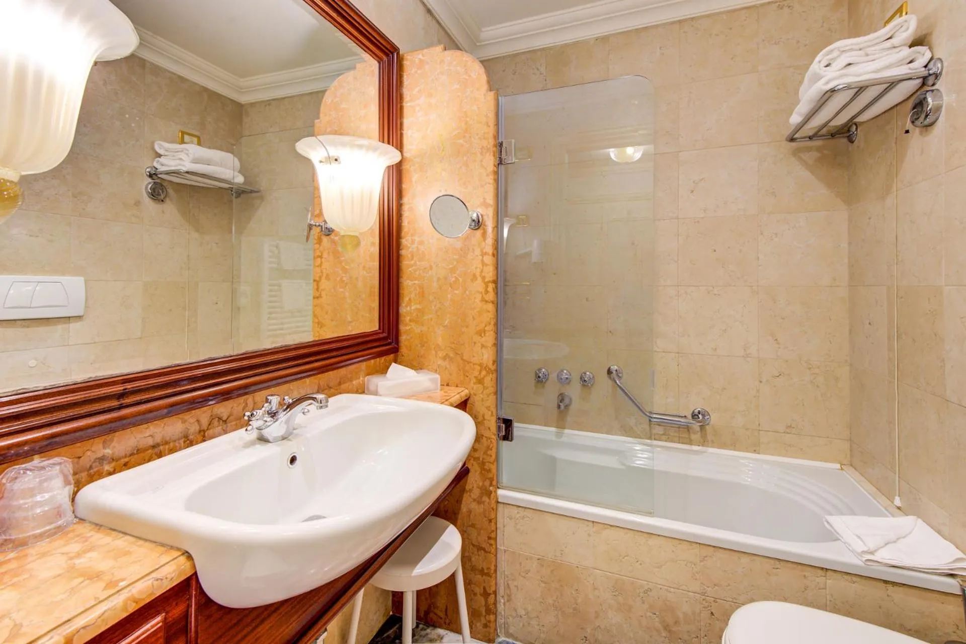 Shower in Hotel Antiche Figure