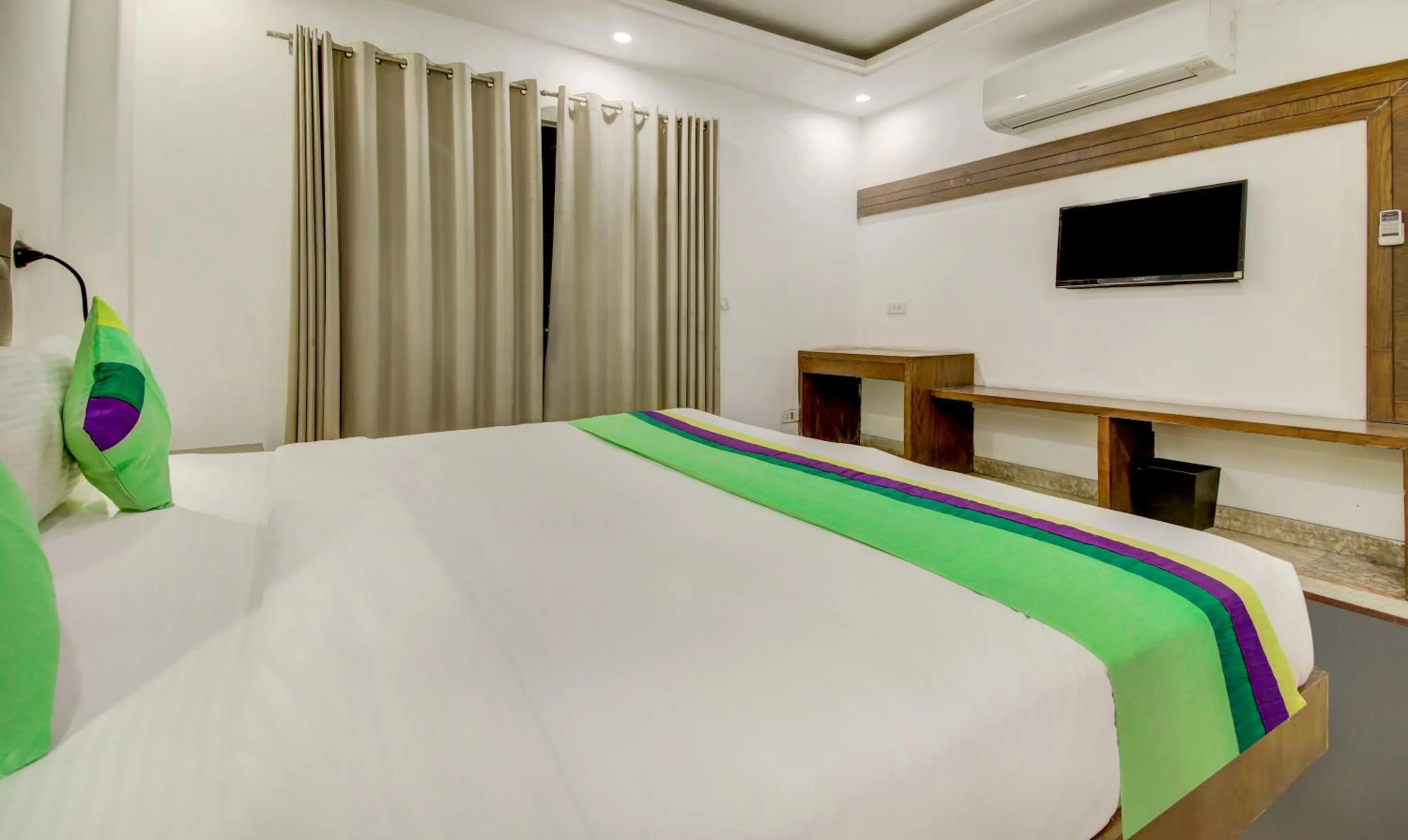 Bedroom, Bed in Treebo The Kings Plaza