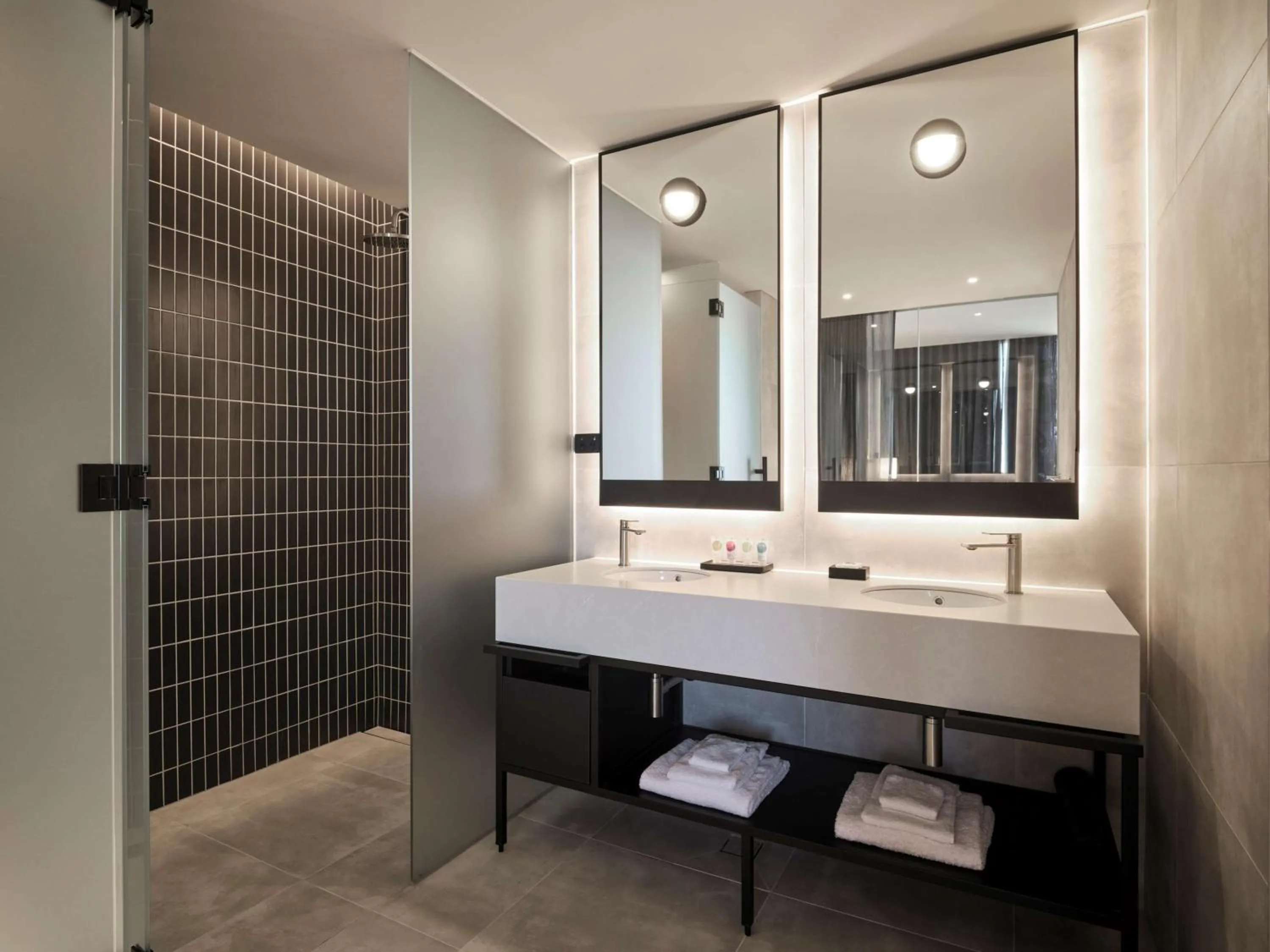 Bathroom in Hyatt Place Melbourne Caribbean Park