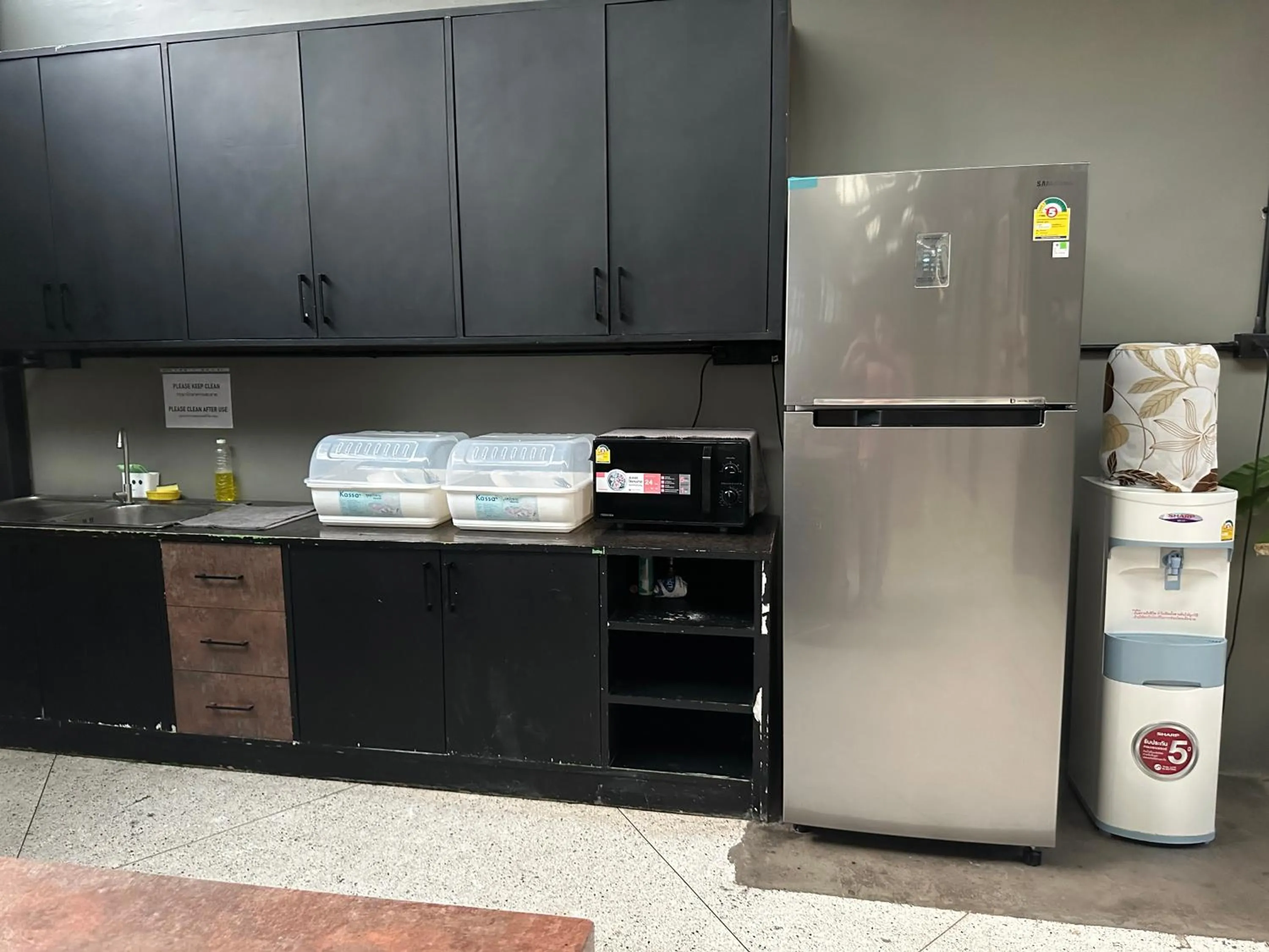 Communal kitchen in Premier Hostel Chiang Mai