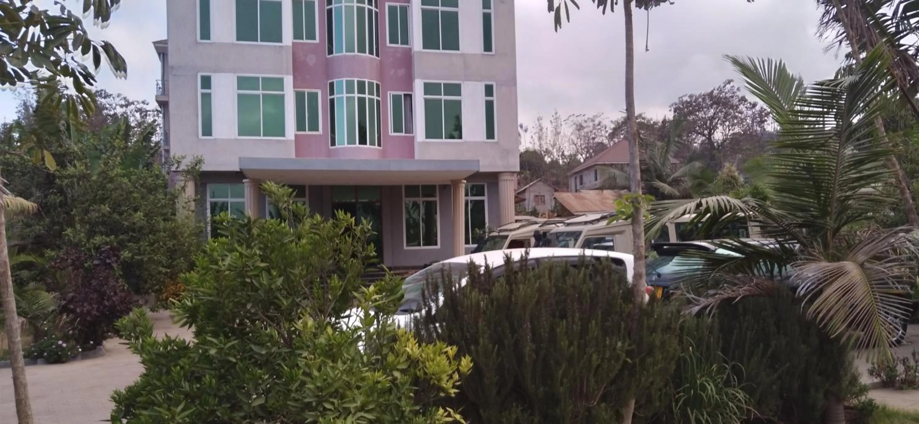 Parking in Elanacha Hotel