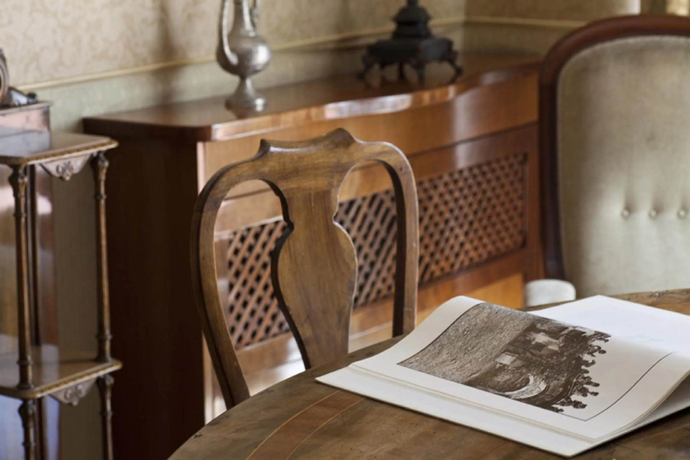 Library in Hotel Bentivoglio Residenza D'Epoca