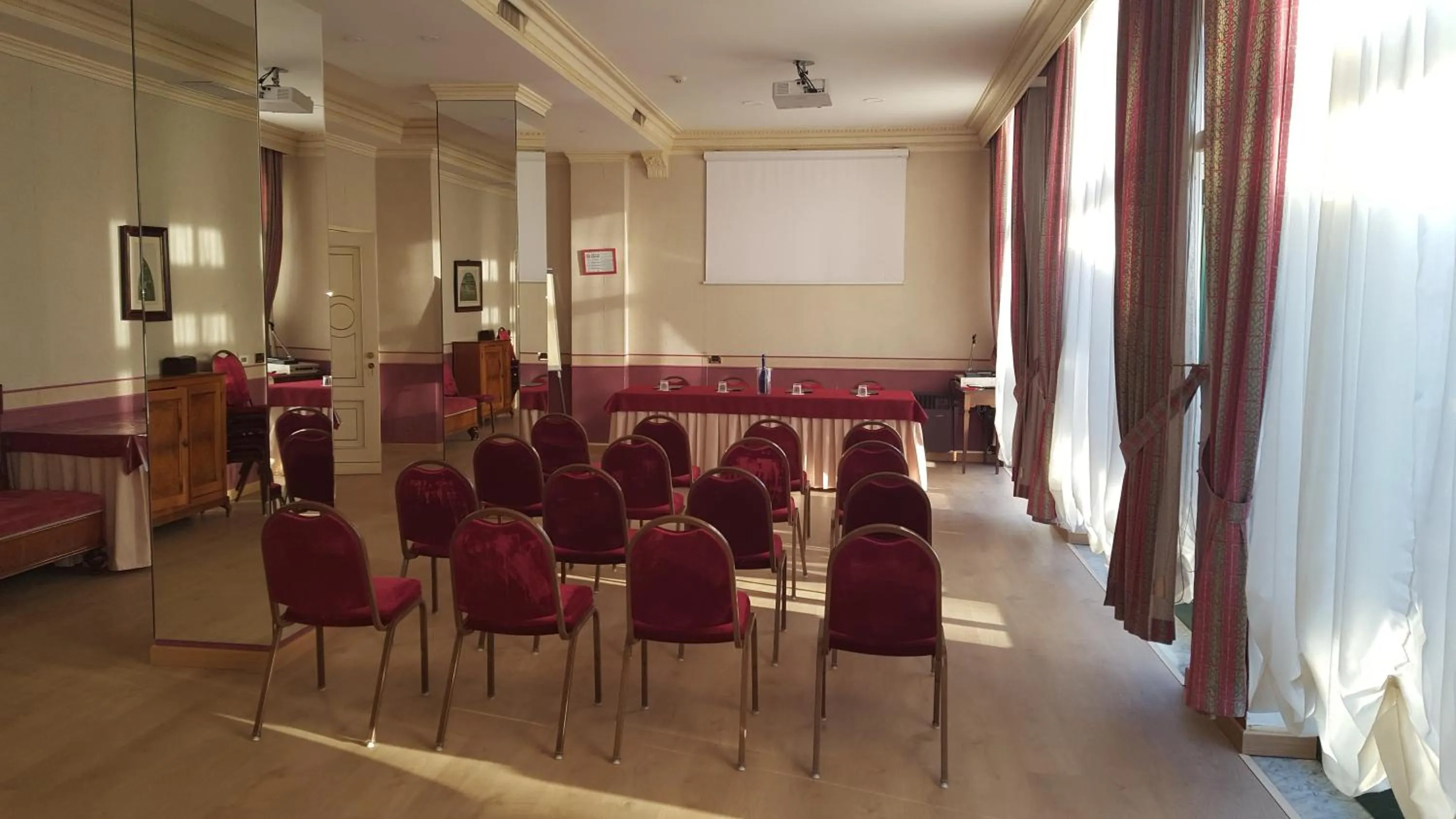 Meeting/conference room in Hotel Bentivoglio Residenza D'Epoca