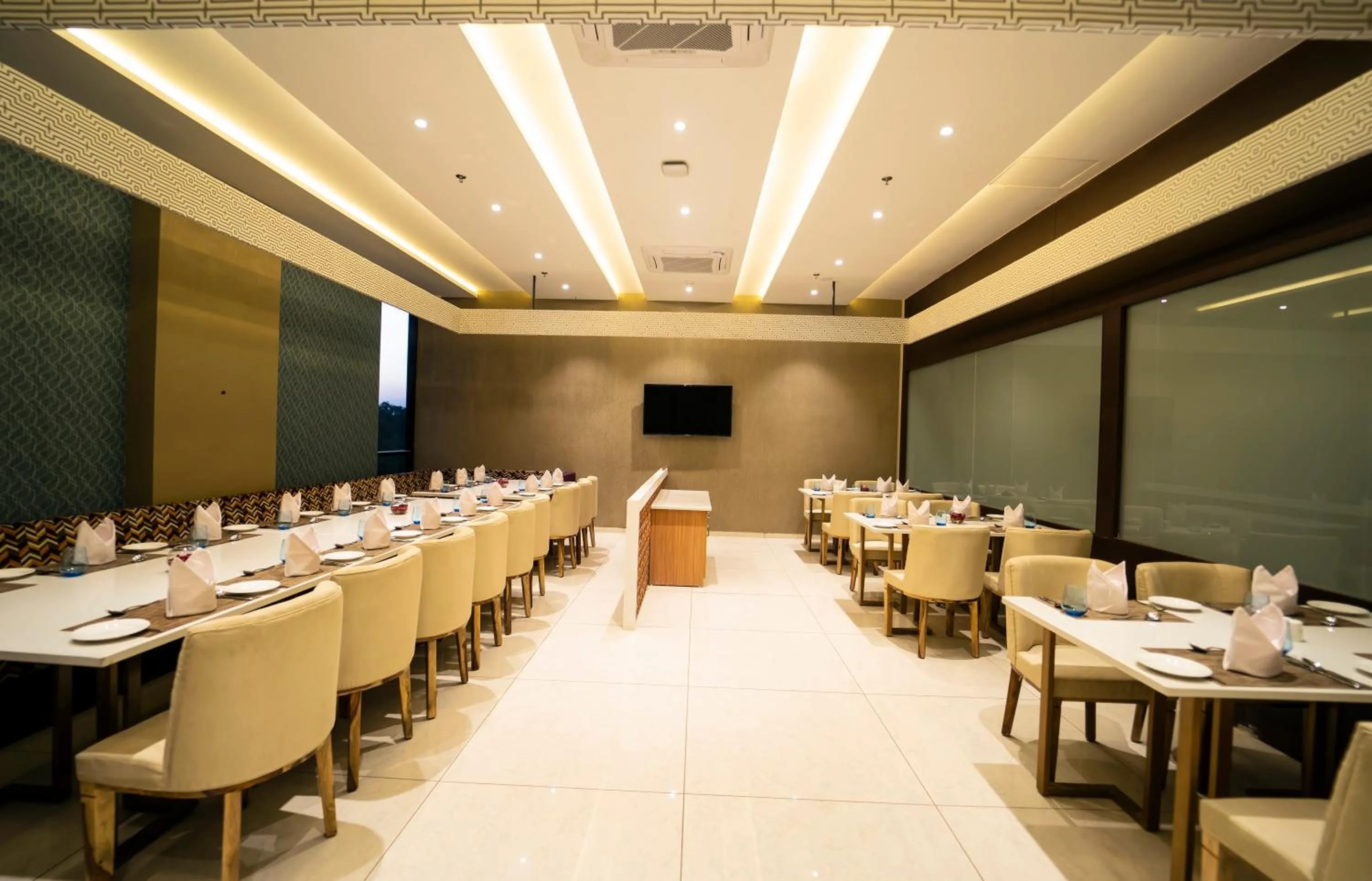 Restaurant/places to eat in Essentia Luxury Hotel Indore