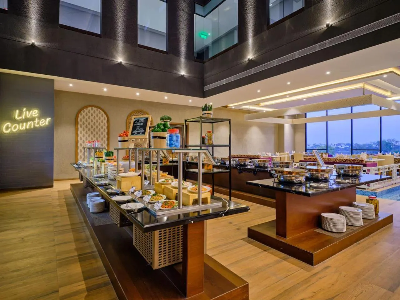 Restaurant/places to eat in Essentia Luxury Hotel Indore