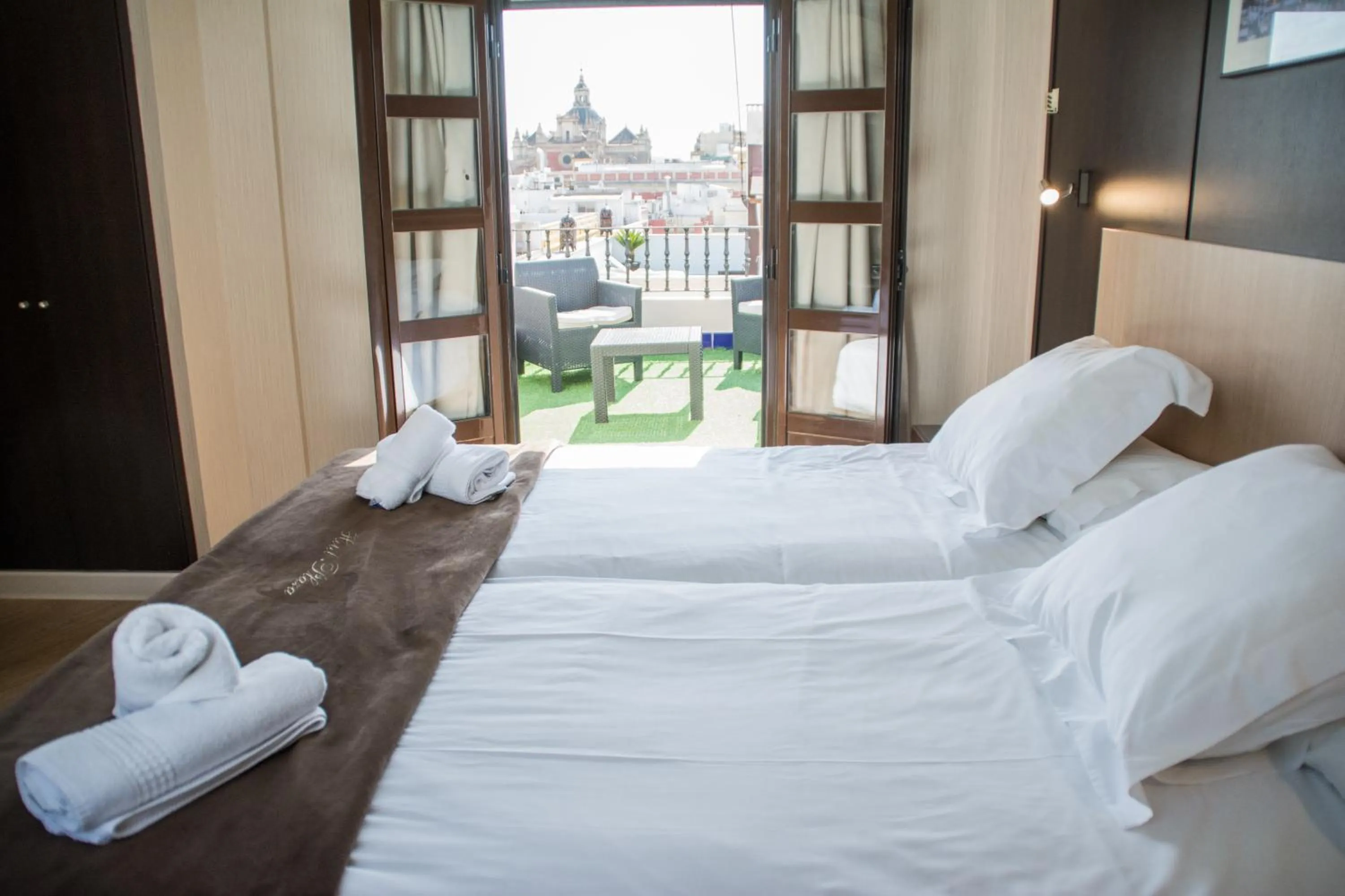 Balcony/Terrace, Bed in Hotel Plaza