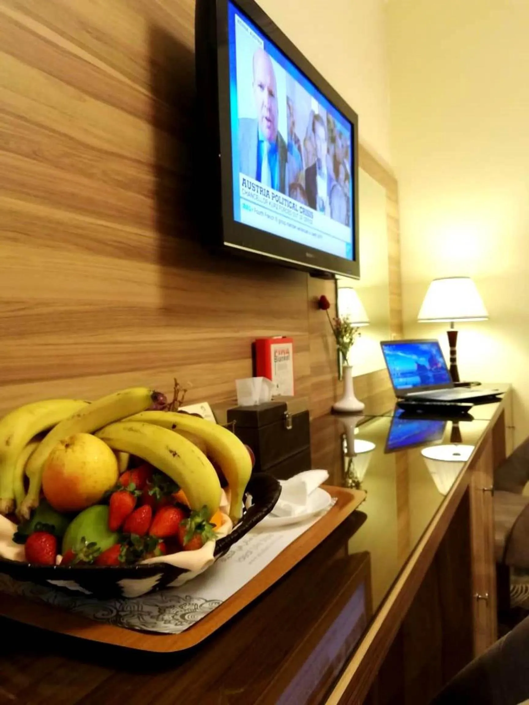 Communal lounge/ TV room in Roshan Al Azhar Hotel