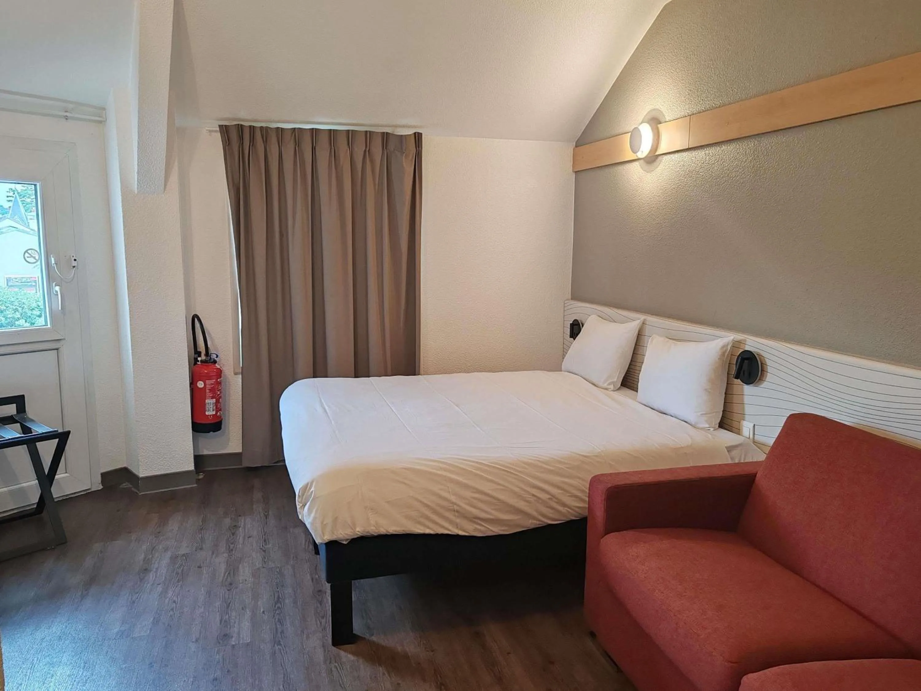 Bedroom, Bed in ibis Styles Paris Poissy