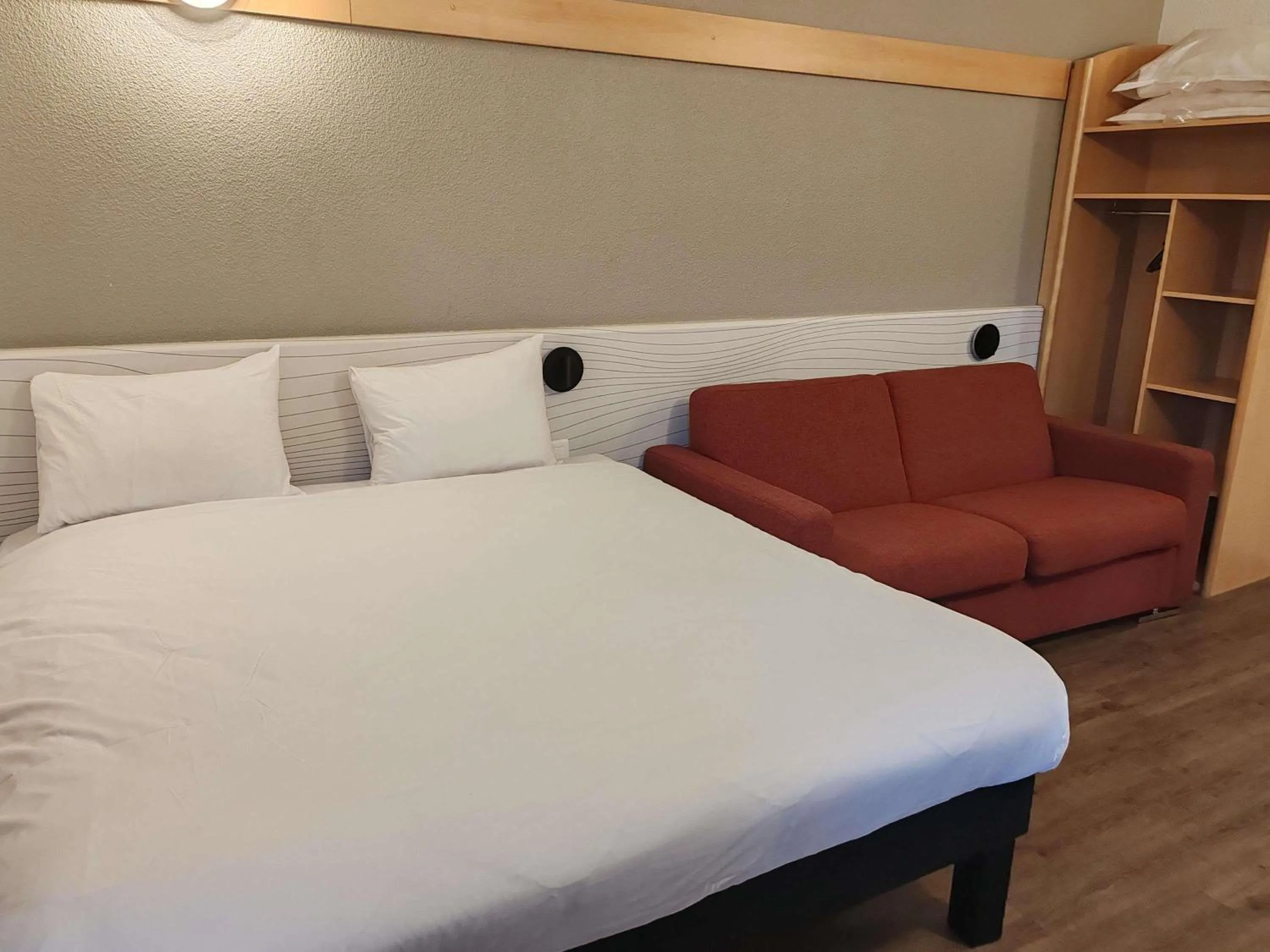 Bedroom, Bed in ibis Styles Paris Poissy