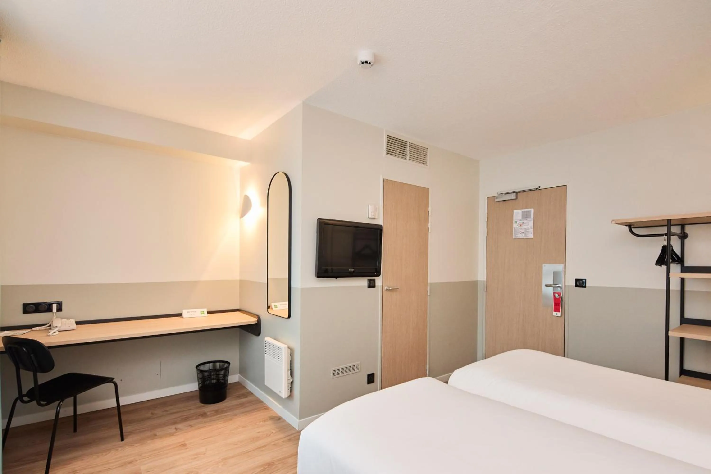 Bed in ibis Styles Paris Poissy