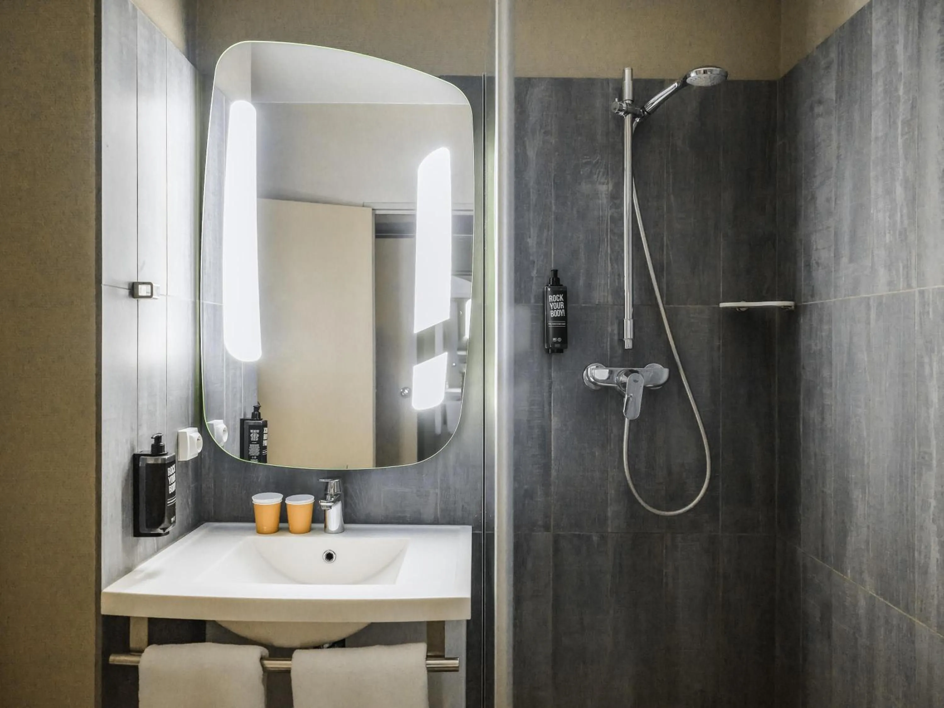 Bedroom in ibis Styles Paris Poissy