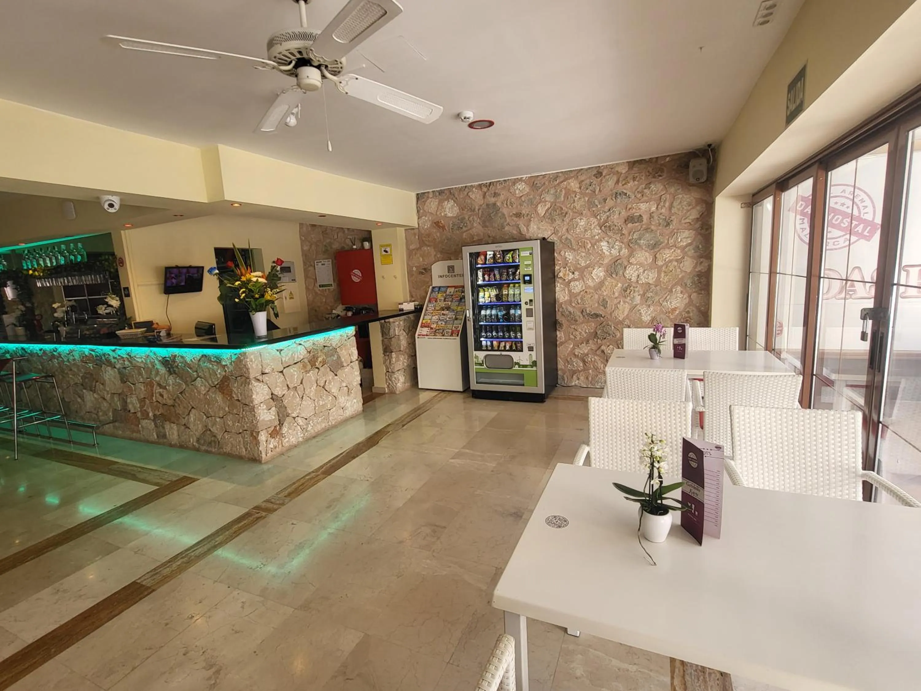 Facade/entrance in Das Hostal