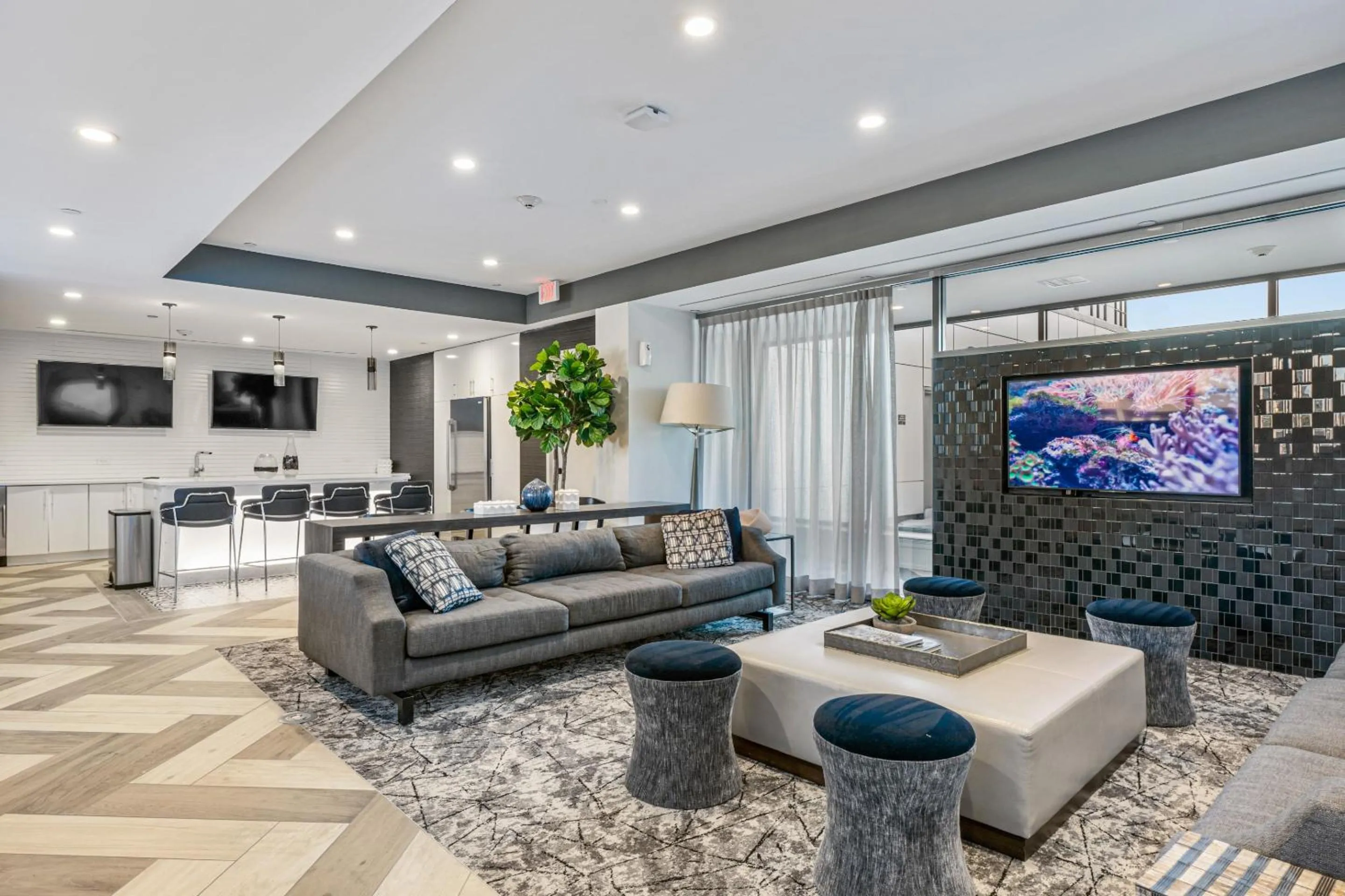 Communal lounge/ TV room in Global Luxury Suites Downtown White Plains