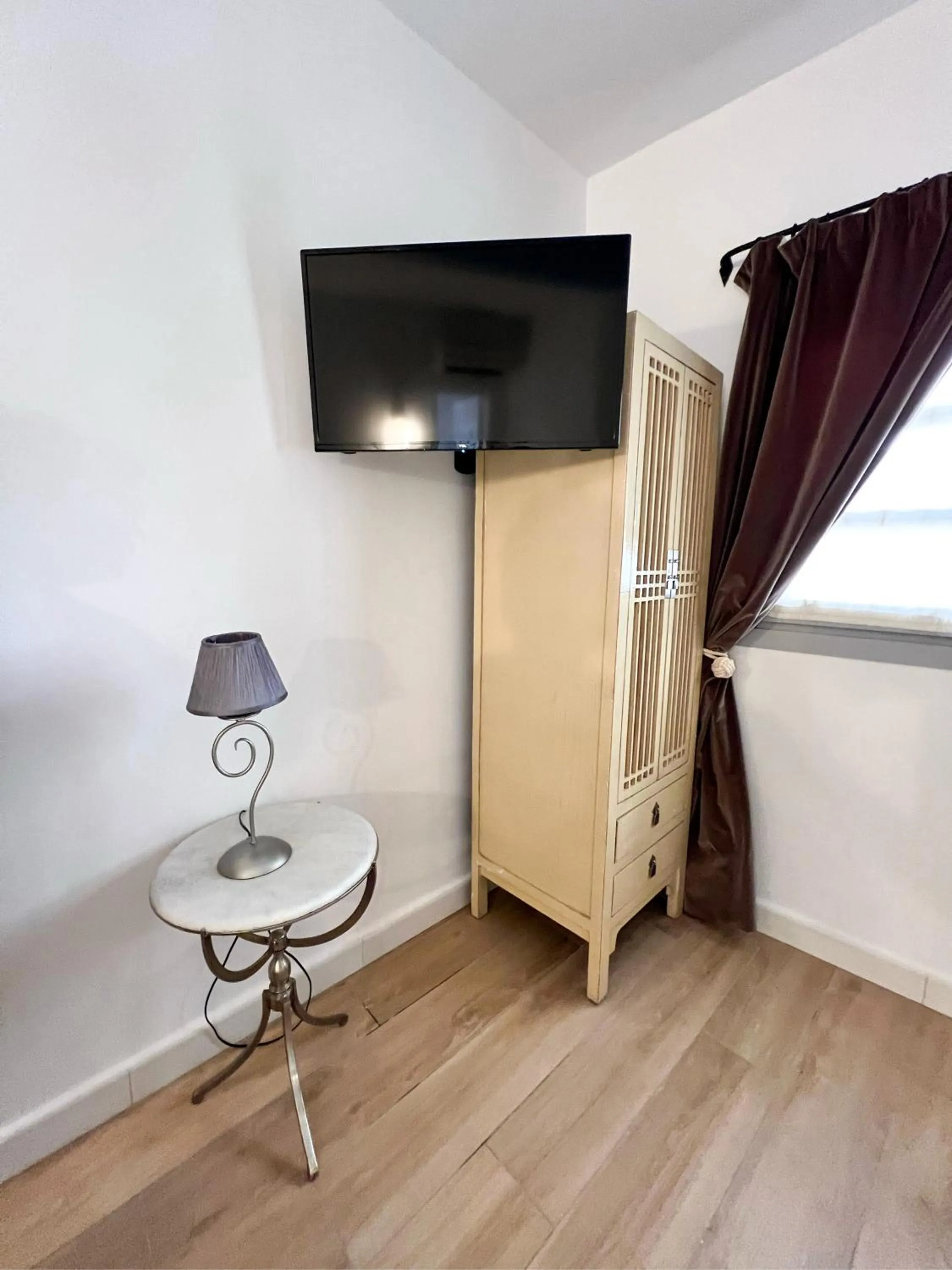 TV and multimedia in Hostal Servilia