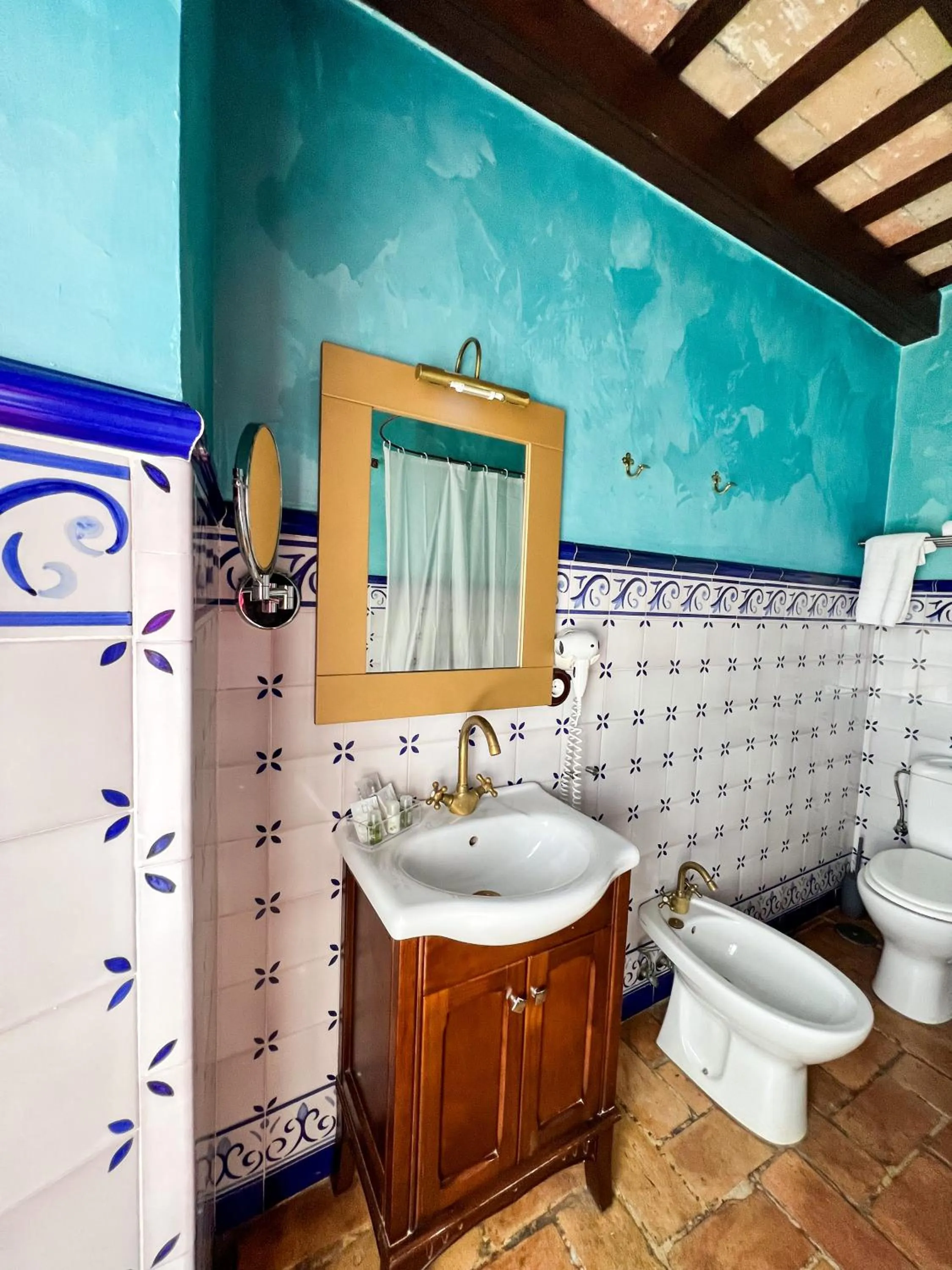 Toilet in Hostal Servilia