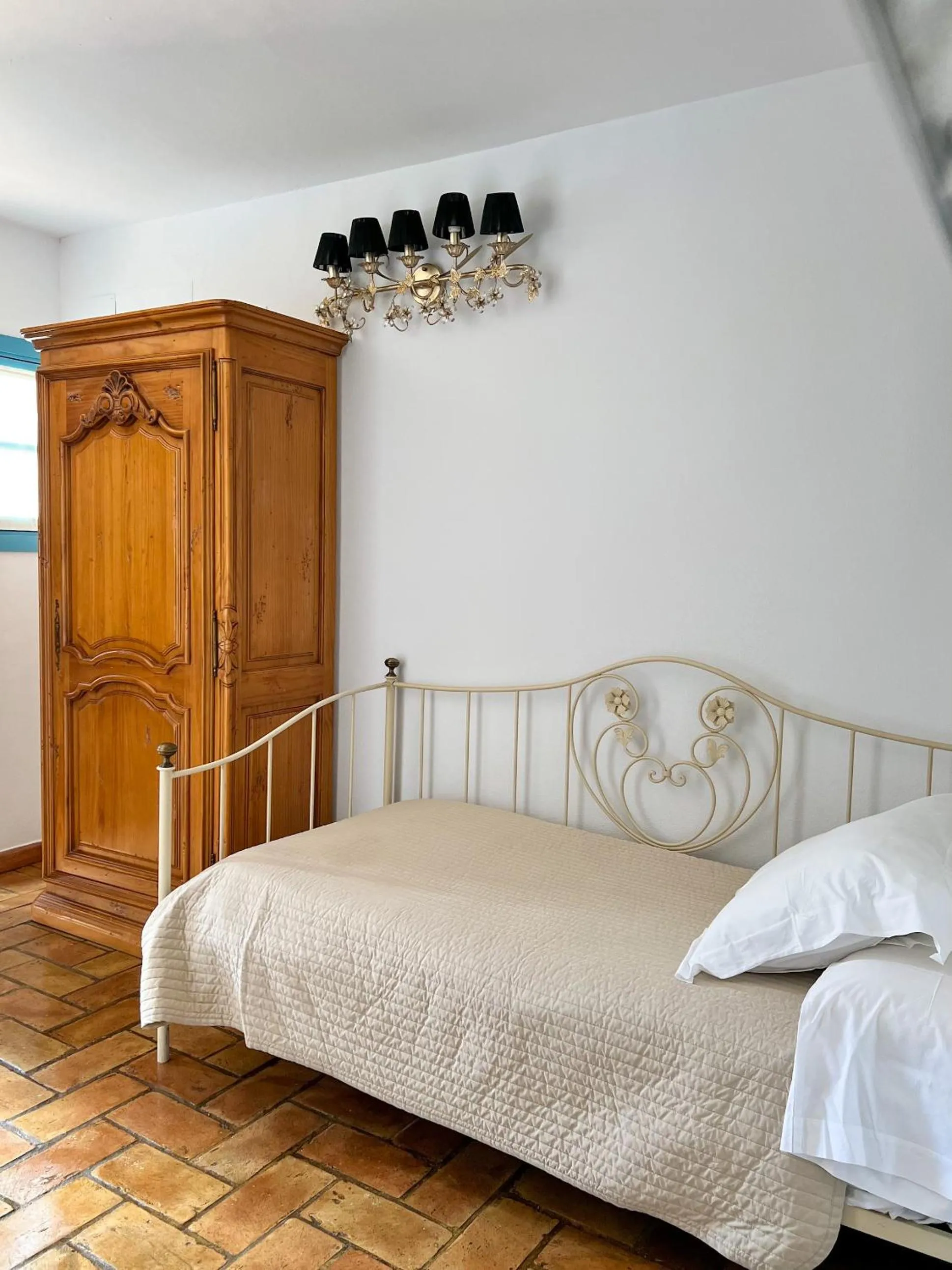 Seating area, Bed in Hostal Servilia