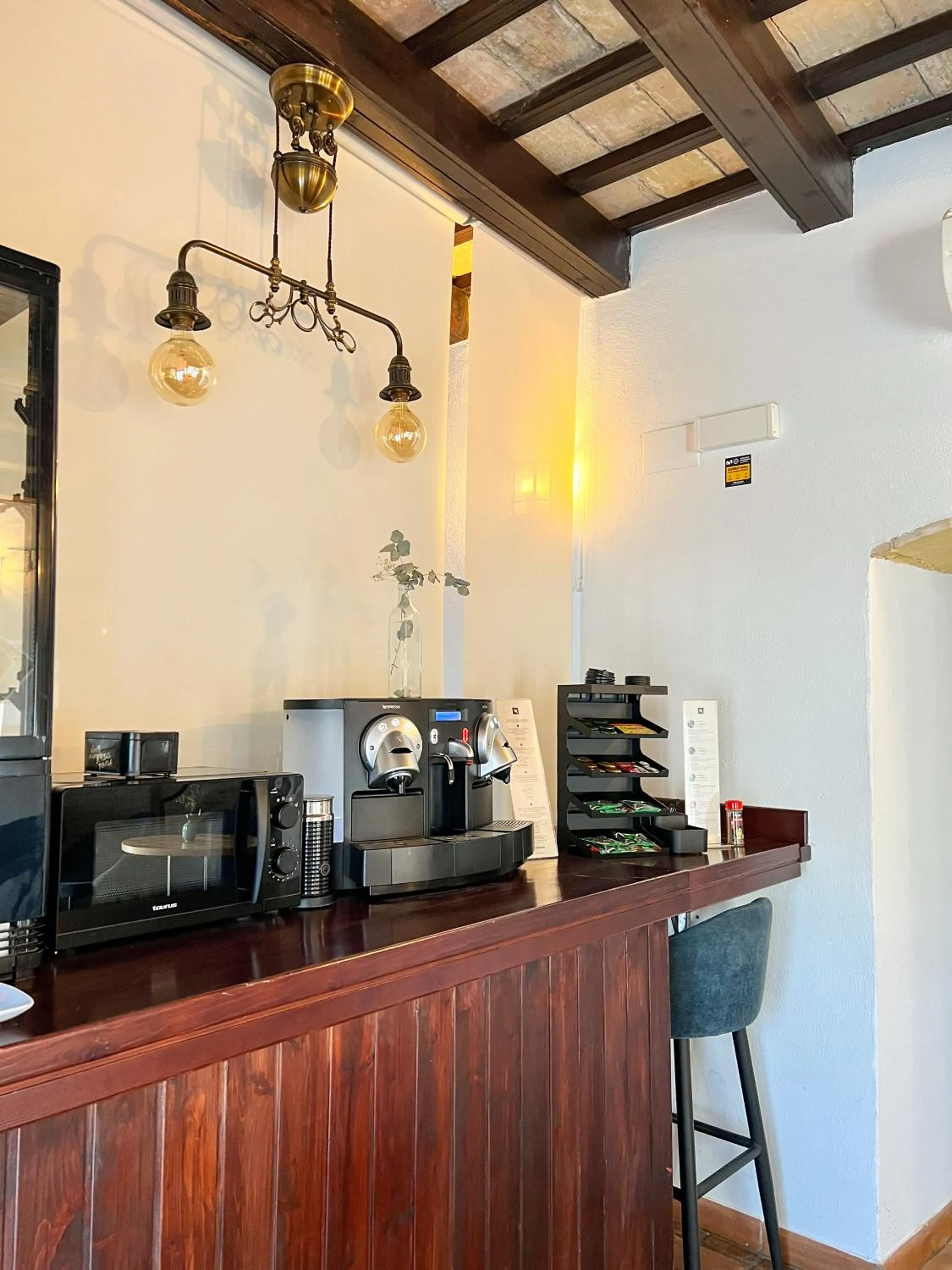 Coffee/tea facilities in Hostal Servilia