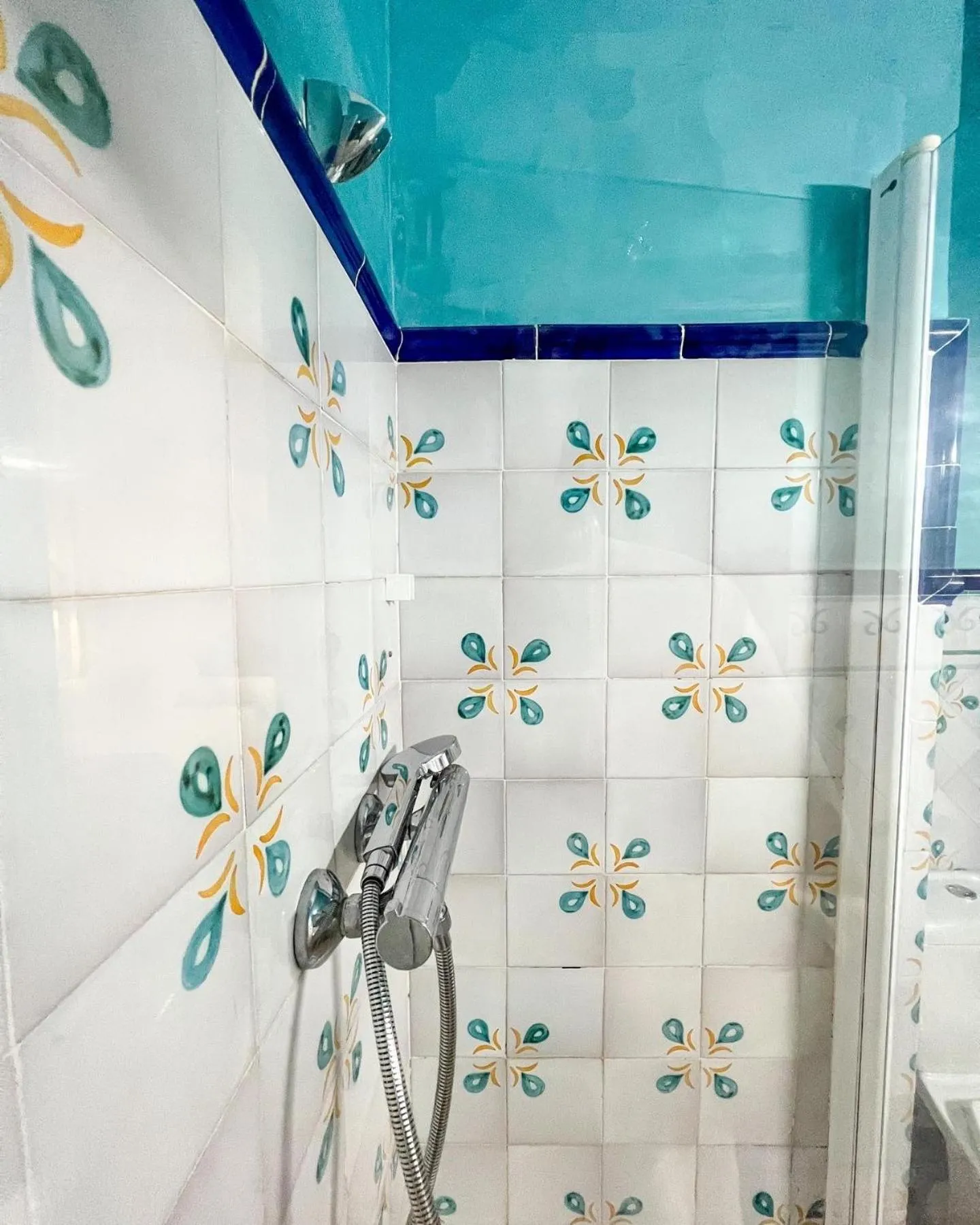 Shower in Hostal Servilia