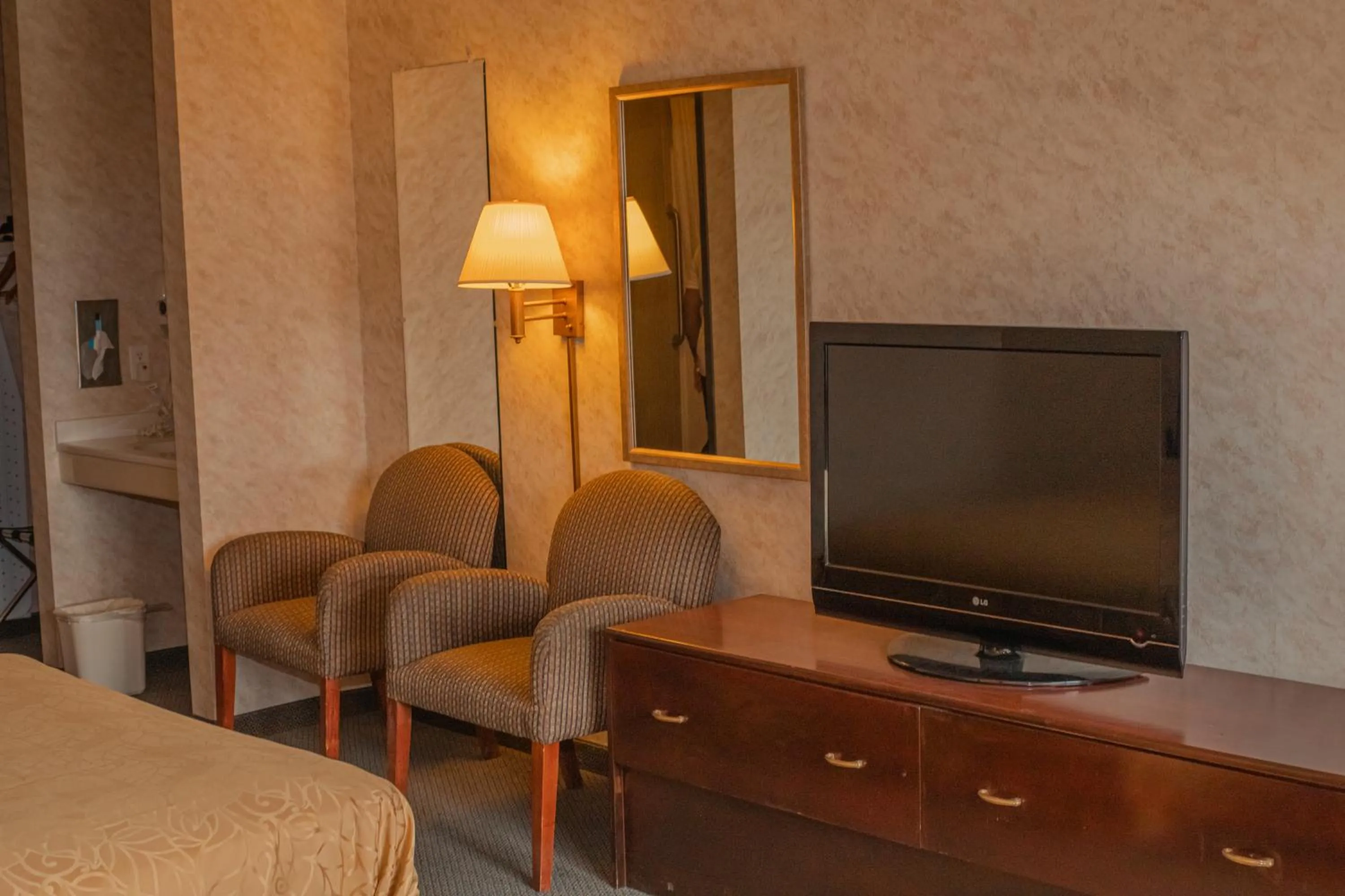 TV and multimedia, Bed in Colfax Inn By Marifah