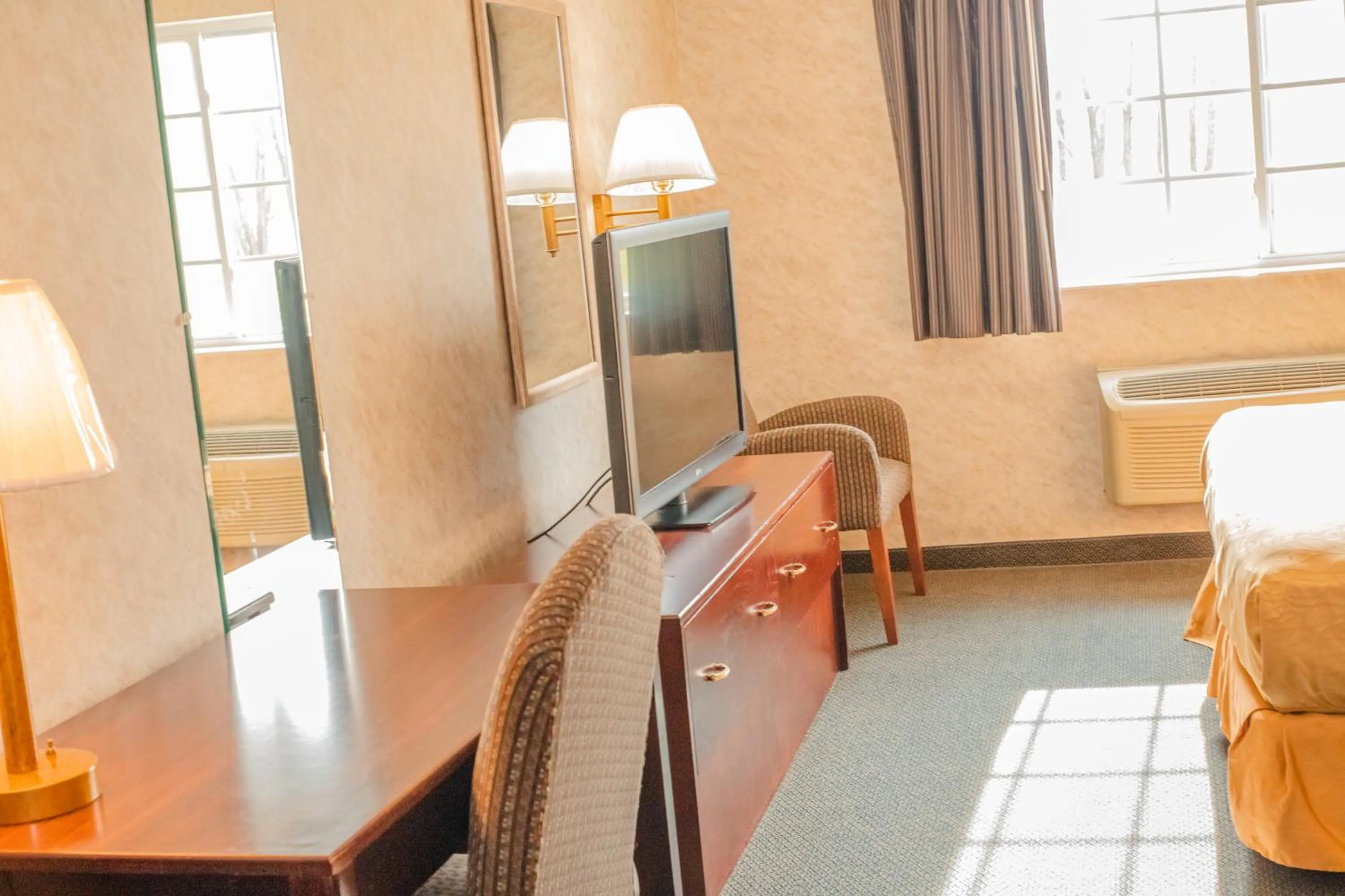 Communal lounge/ TV room, Bed in Colfax Inn By Marifah