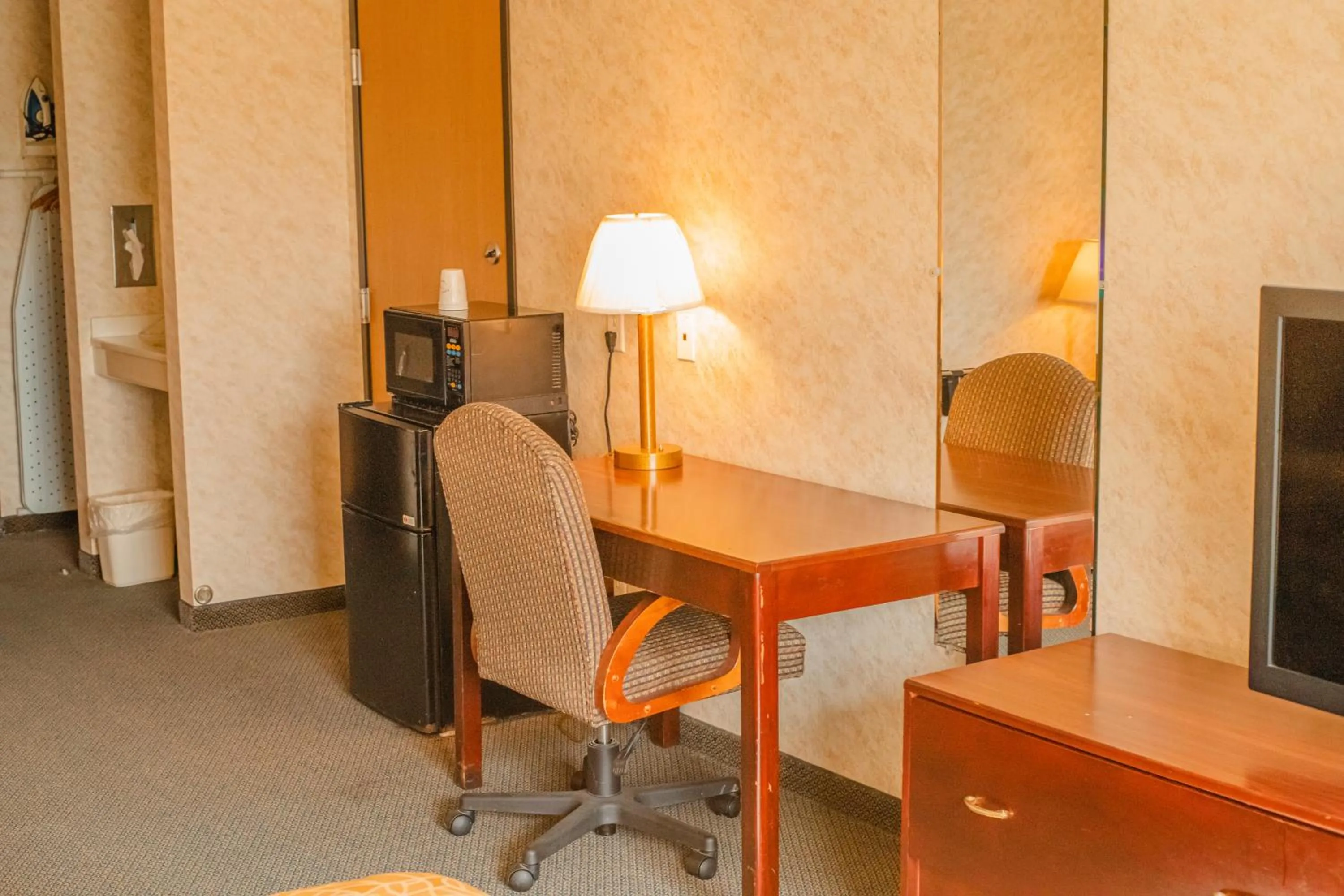 TV and multimedia in Colfax Inn By Marifah