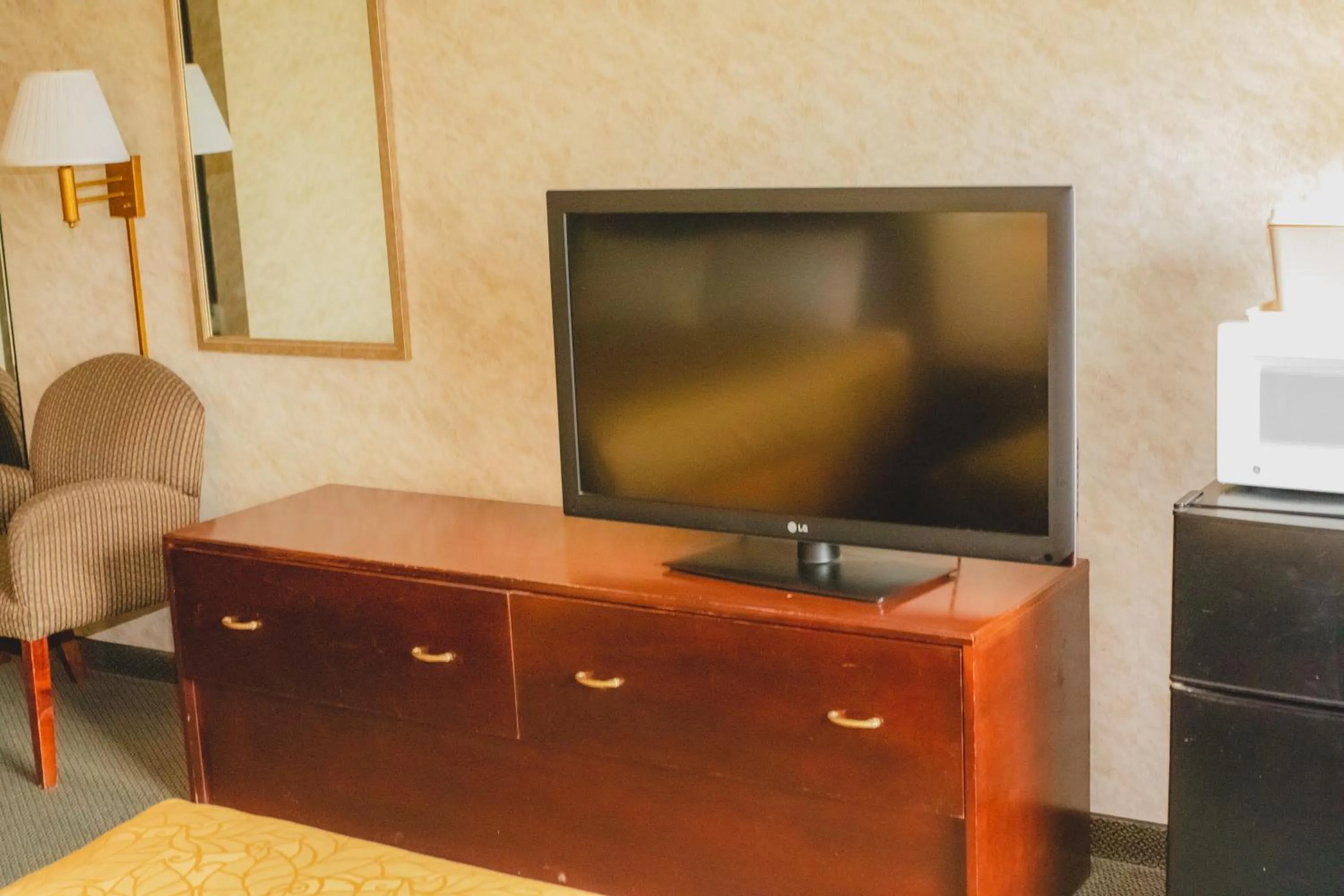 TV and multimedia in Colfax Inn By Marifah