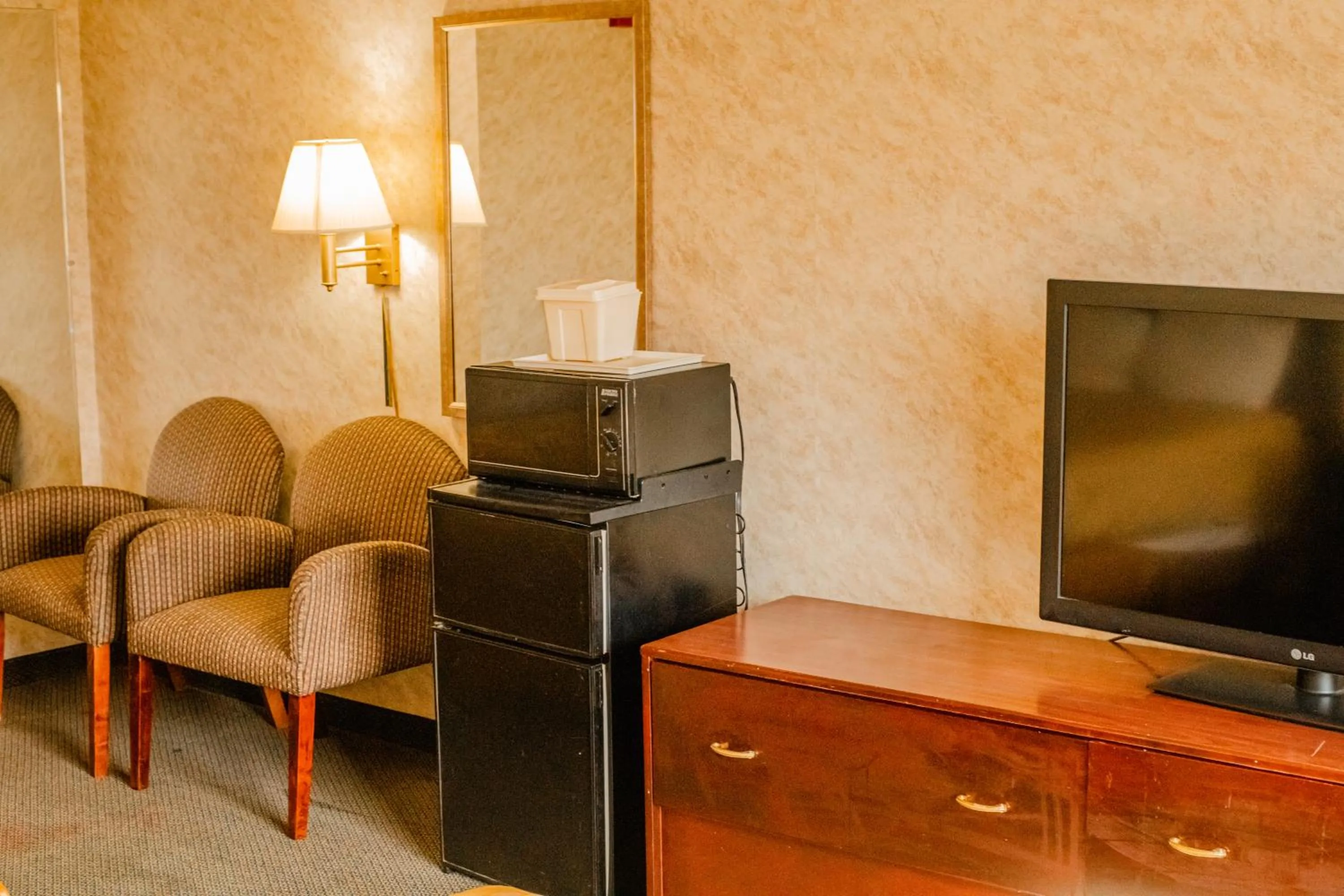 TV and multimedia in Colfax Inn By Marifah