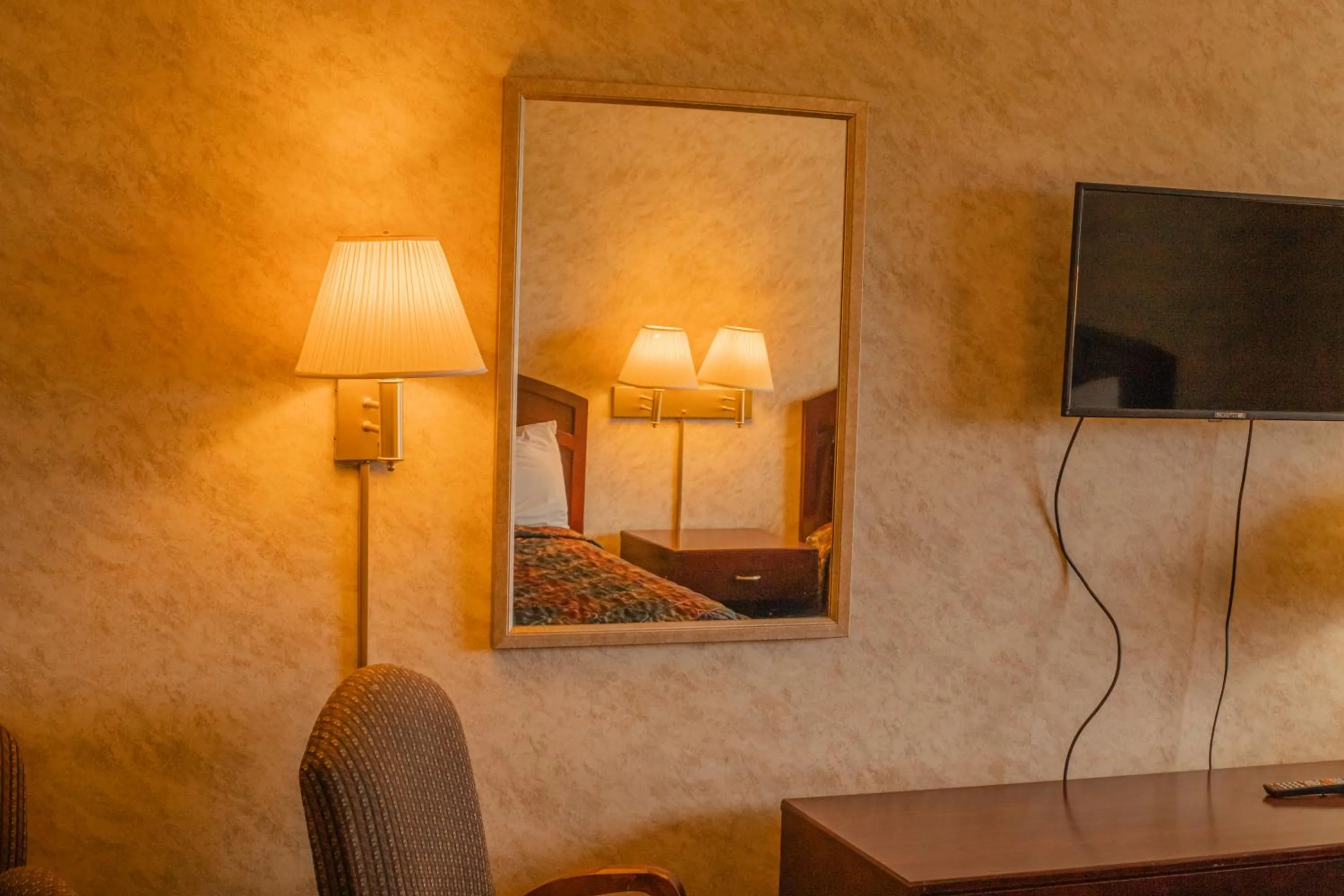 TV and multimedia in Colfax Inn By Marifah