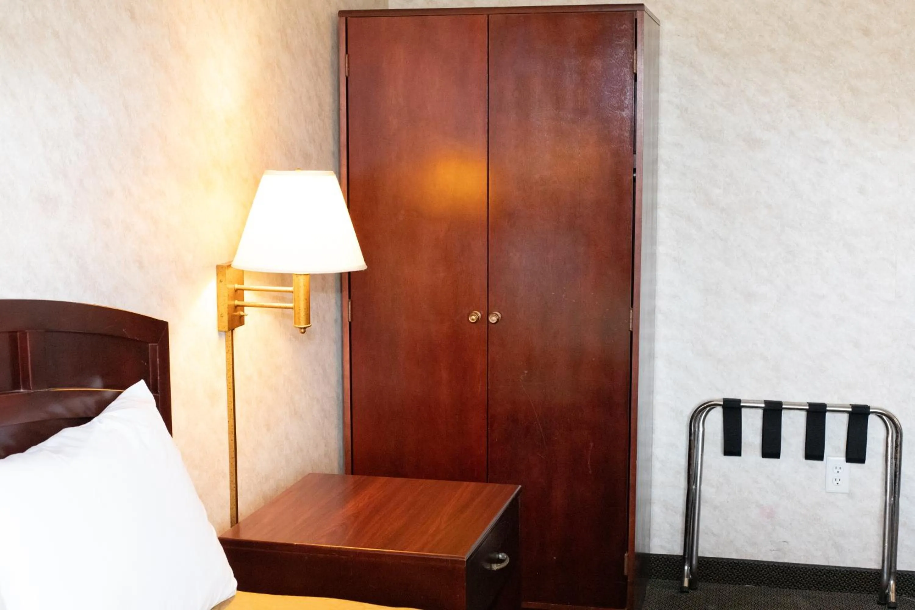 Bedroom, Bed in Colfax Inn By Marifah