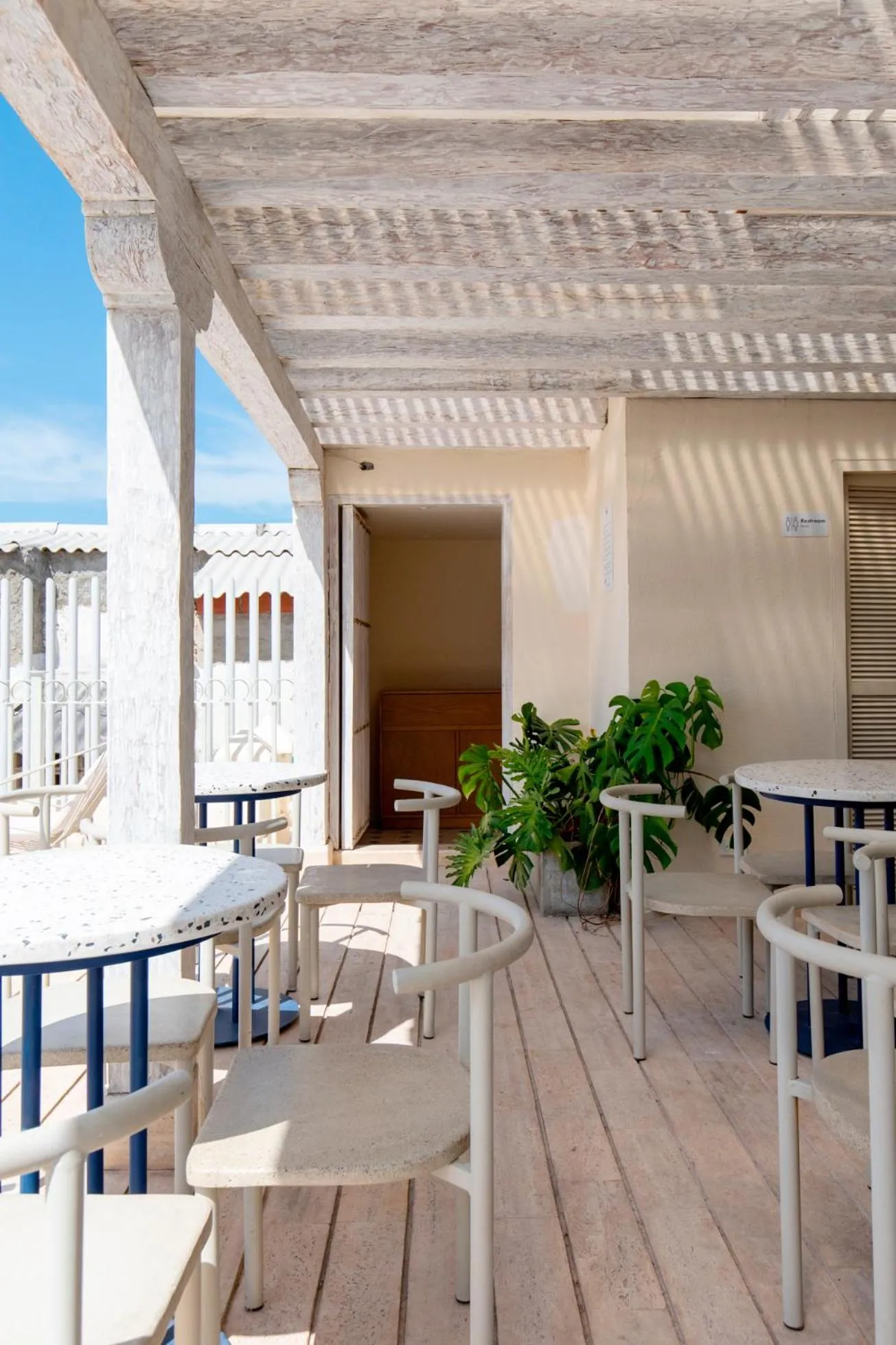 Restaurant/places to eat in B Haus Hotel Boutique