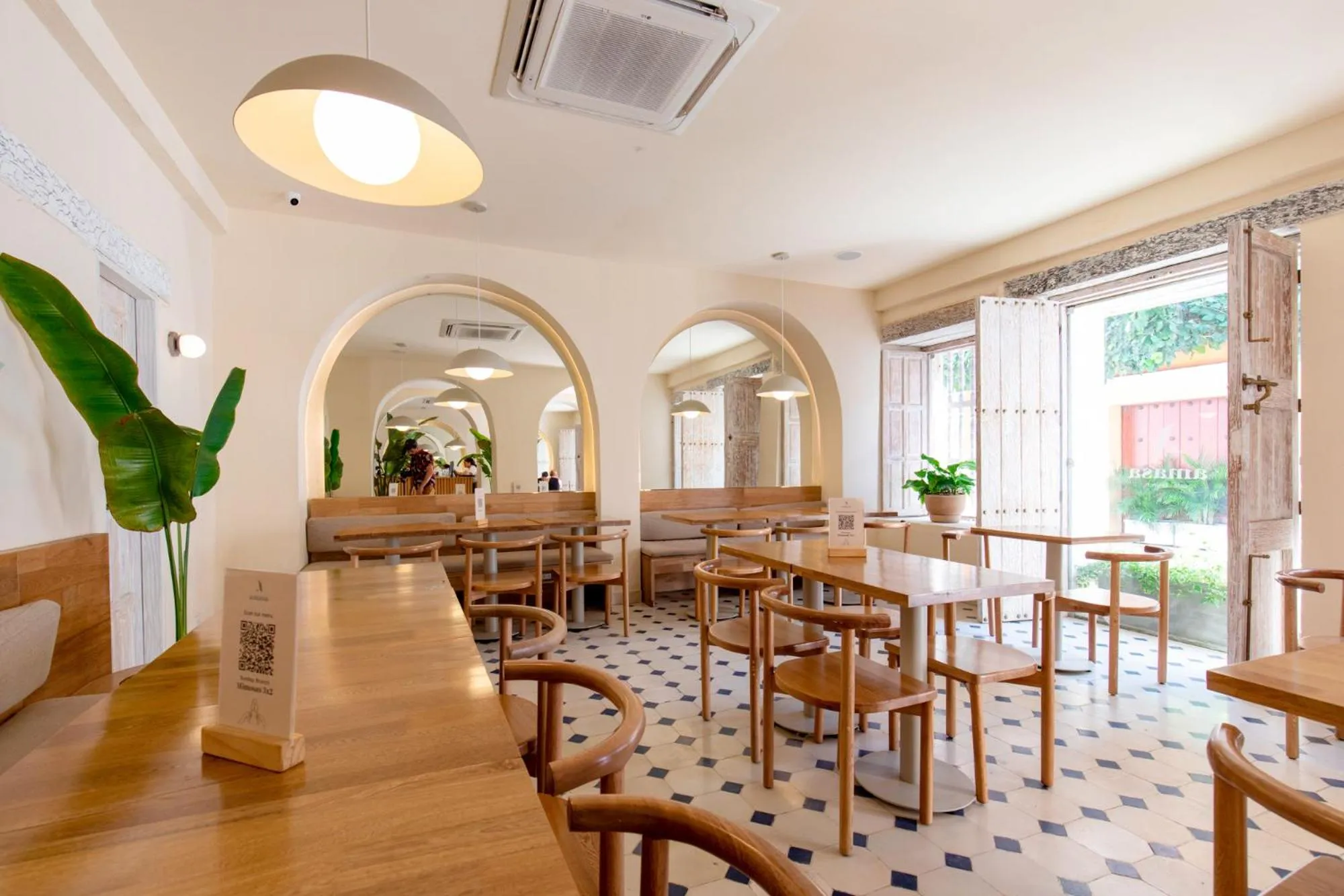 Restaurant/places to eat in B Haus Hotel Boutique